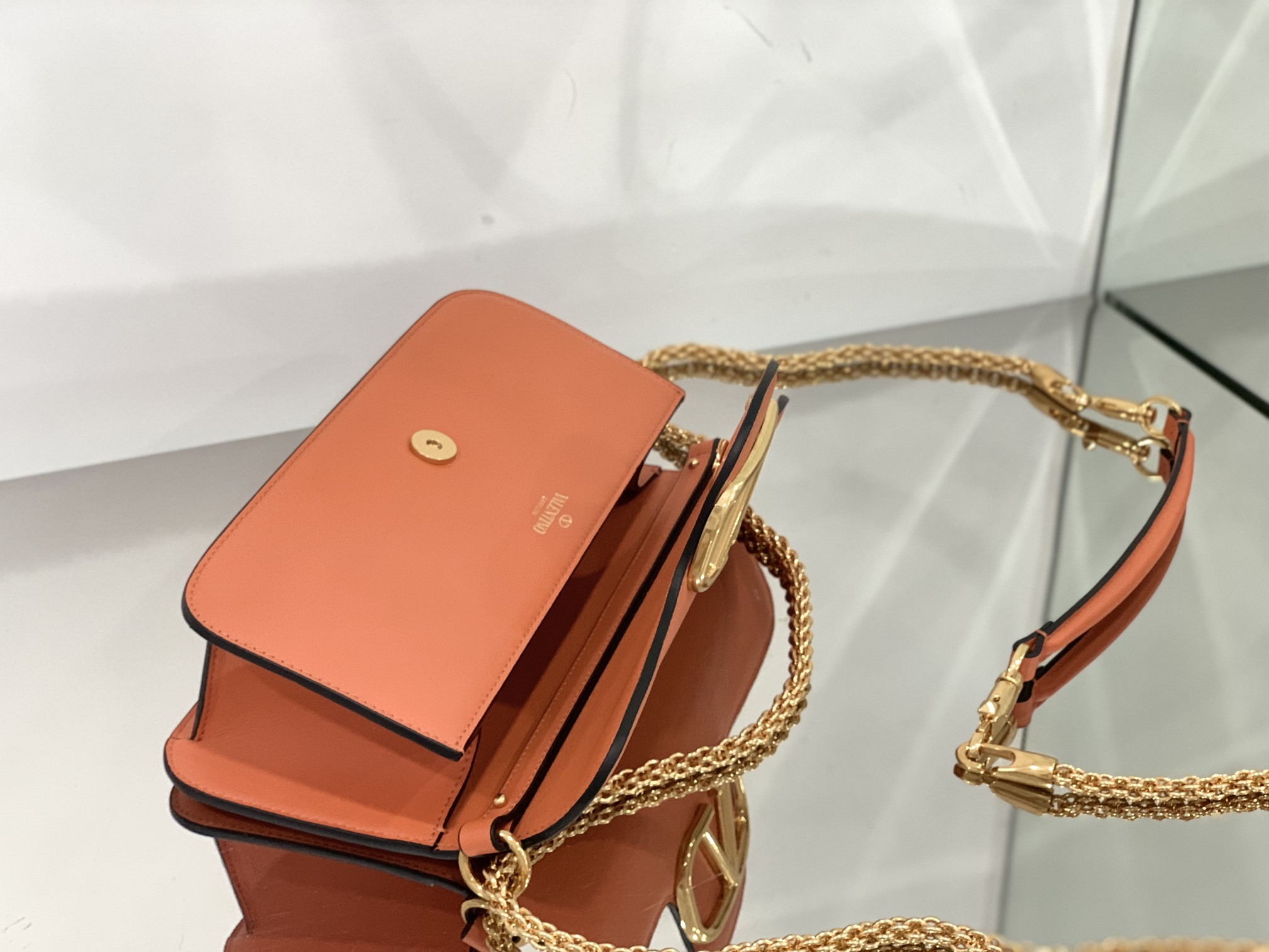 Va1e*ntin0 garavani locò shoulder bbag in calfskin with metallic vlogo-27*13*6cm