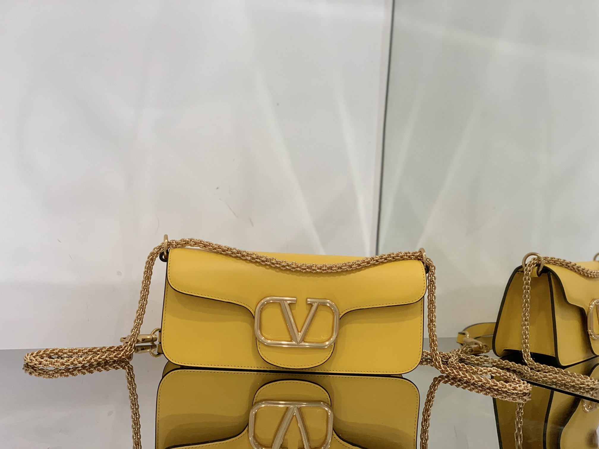 Va1e*ntin0 garavani locò shoulder bbag in calfskin with metallic vlogo-27*13*6cm