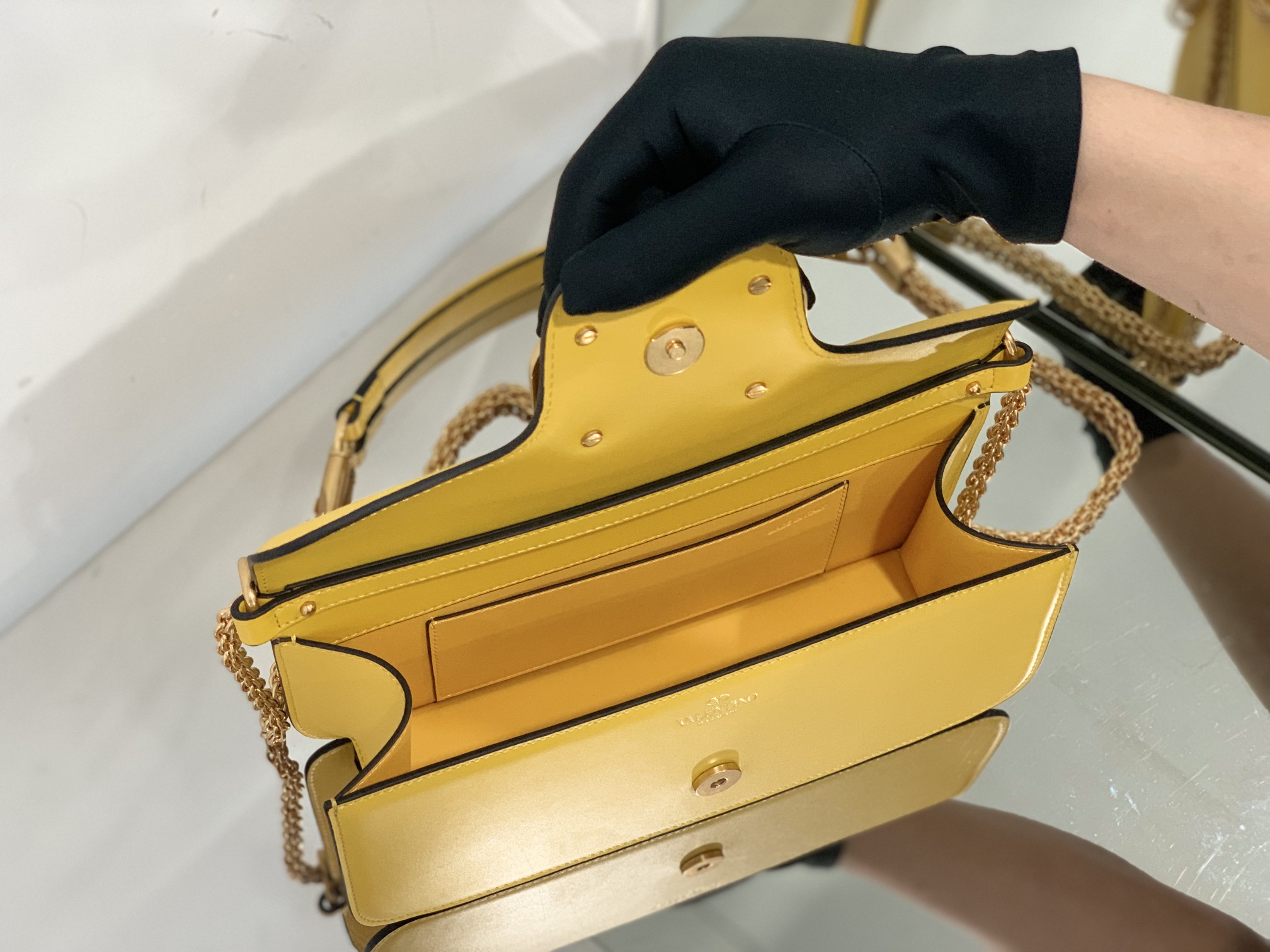 Va1e*ntin0 garavani locò shoulder bbag in calfskin with metallic vlogo-27*13*6cm