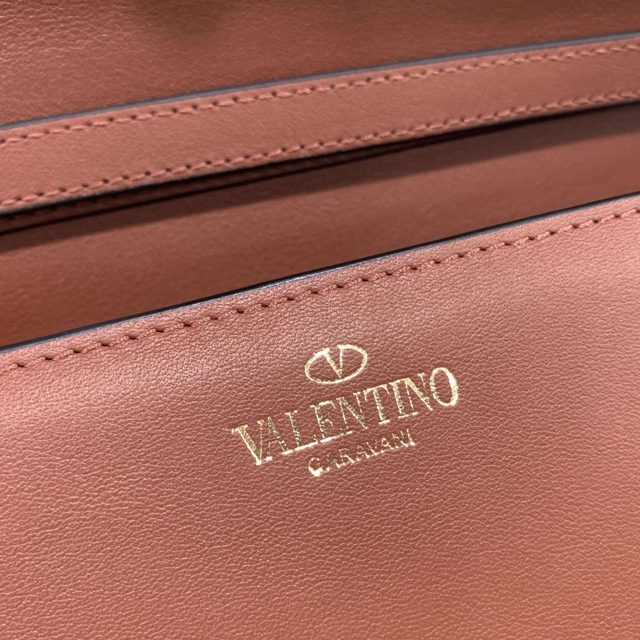 Va1e*ntin0 garavani locò shoulder bbag in calfskin with metallic vlogo-27*13*6cm