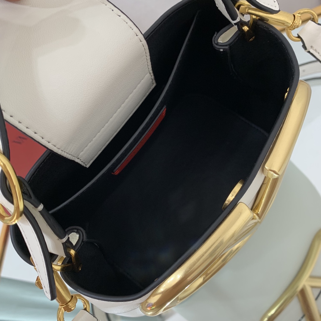 Va1e*ntin0 garavani s*pervee bag-20*19*12cm