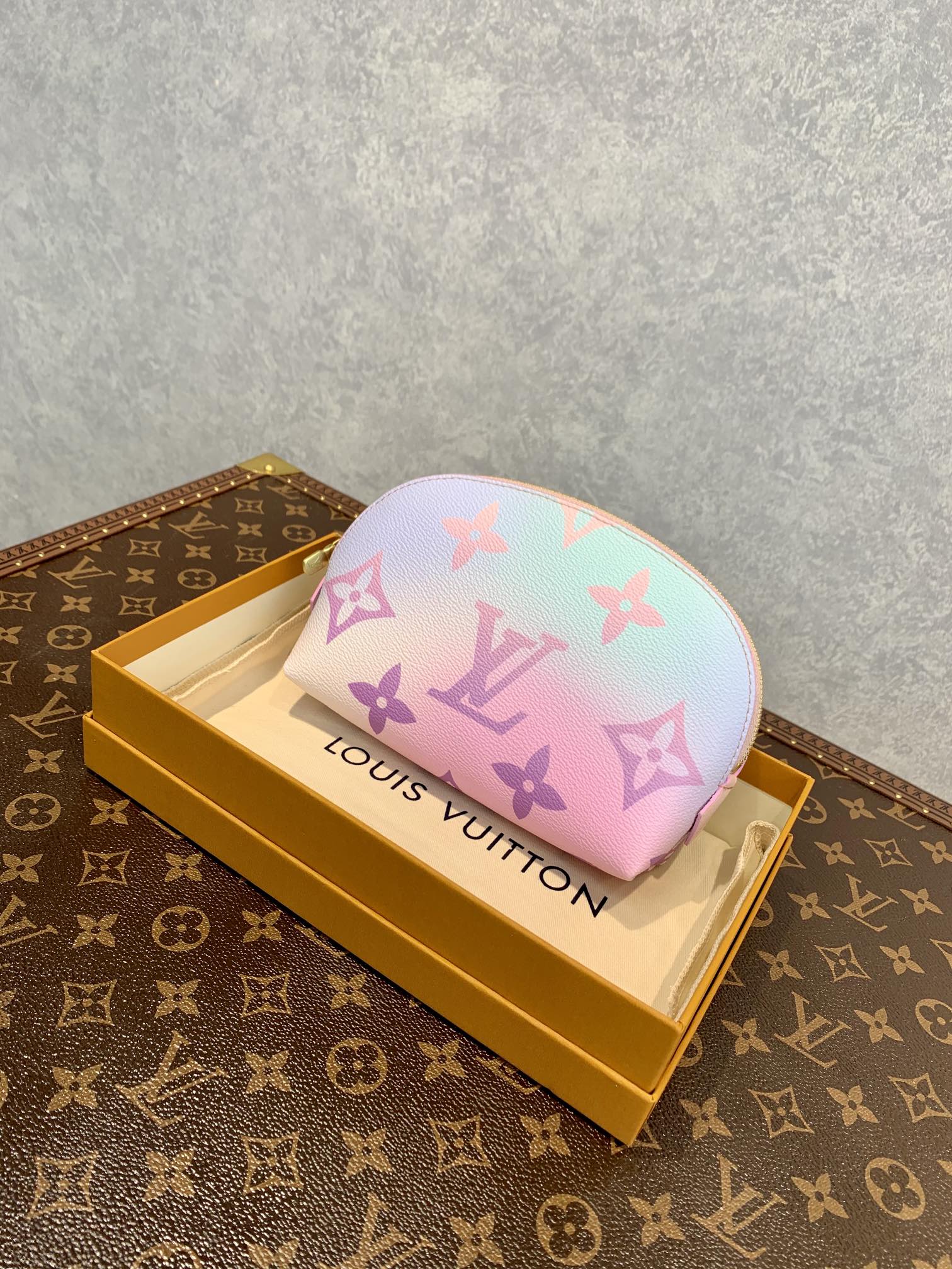 l0*is V*t0n cosmetic bag-19*12*6cm