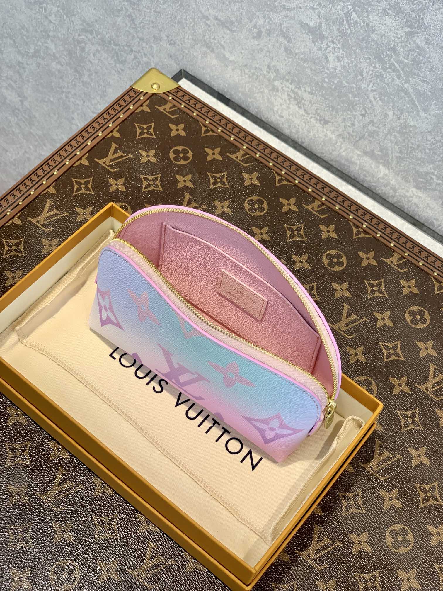 l0*is V*t0n cosmetic bag-19*12*6cm