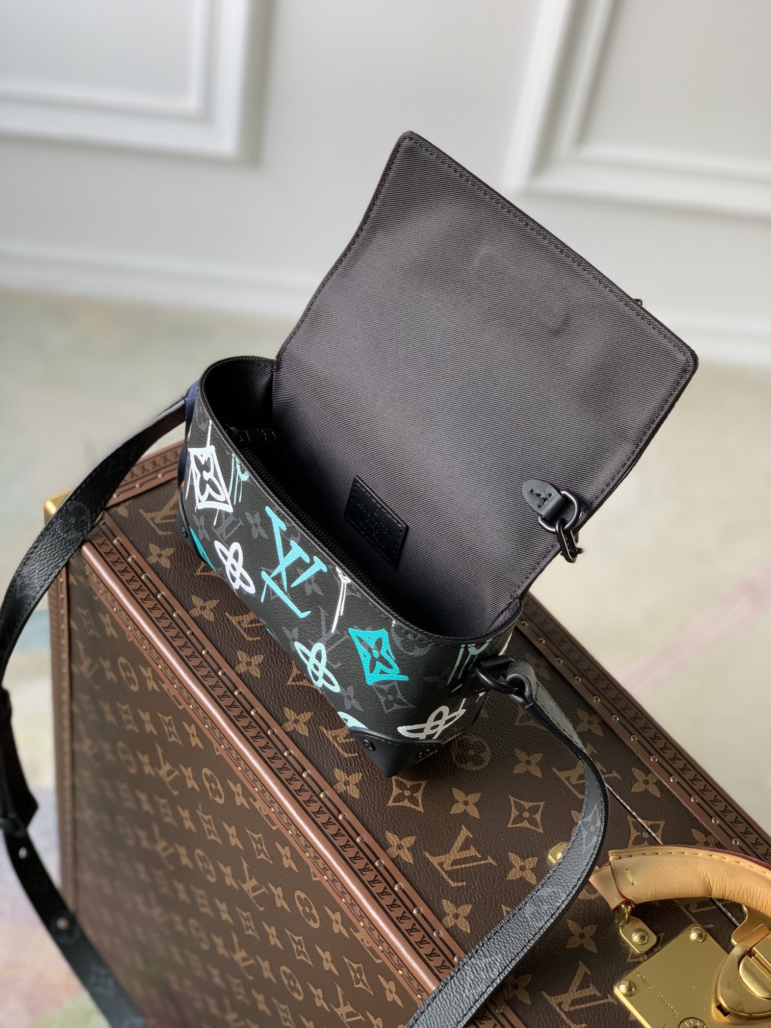 l0*is V*t0nsteamer bag-18x 11x 6.5cm