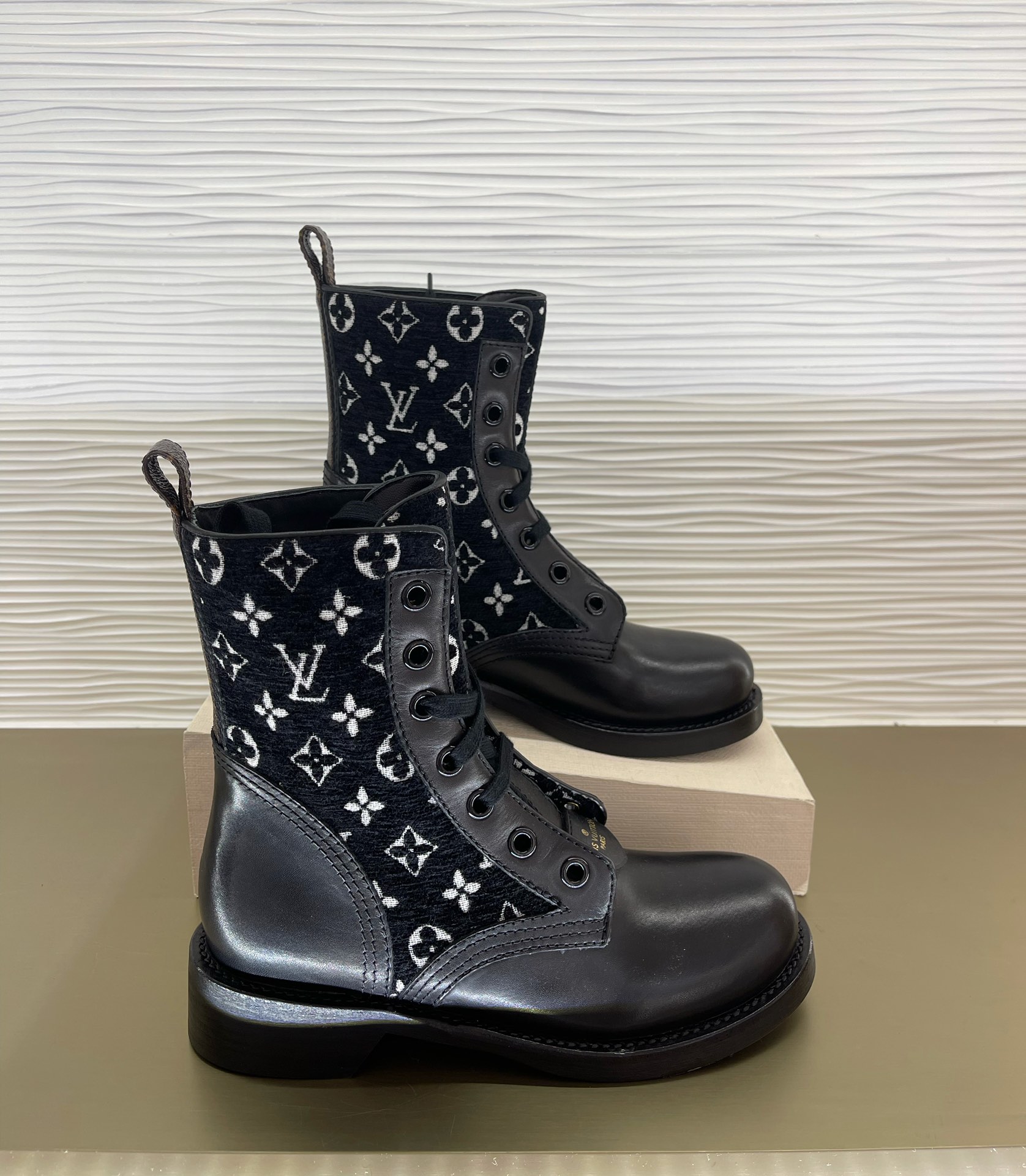 l0*is V*t0n boots