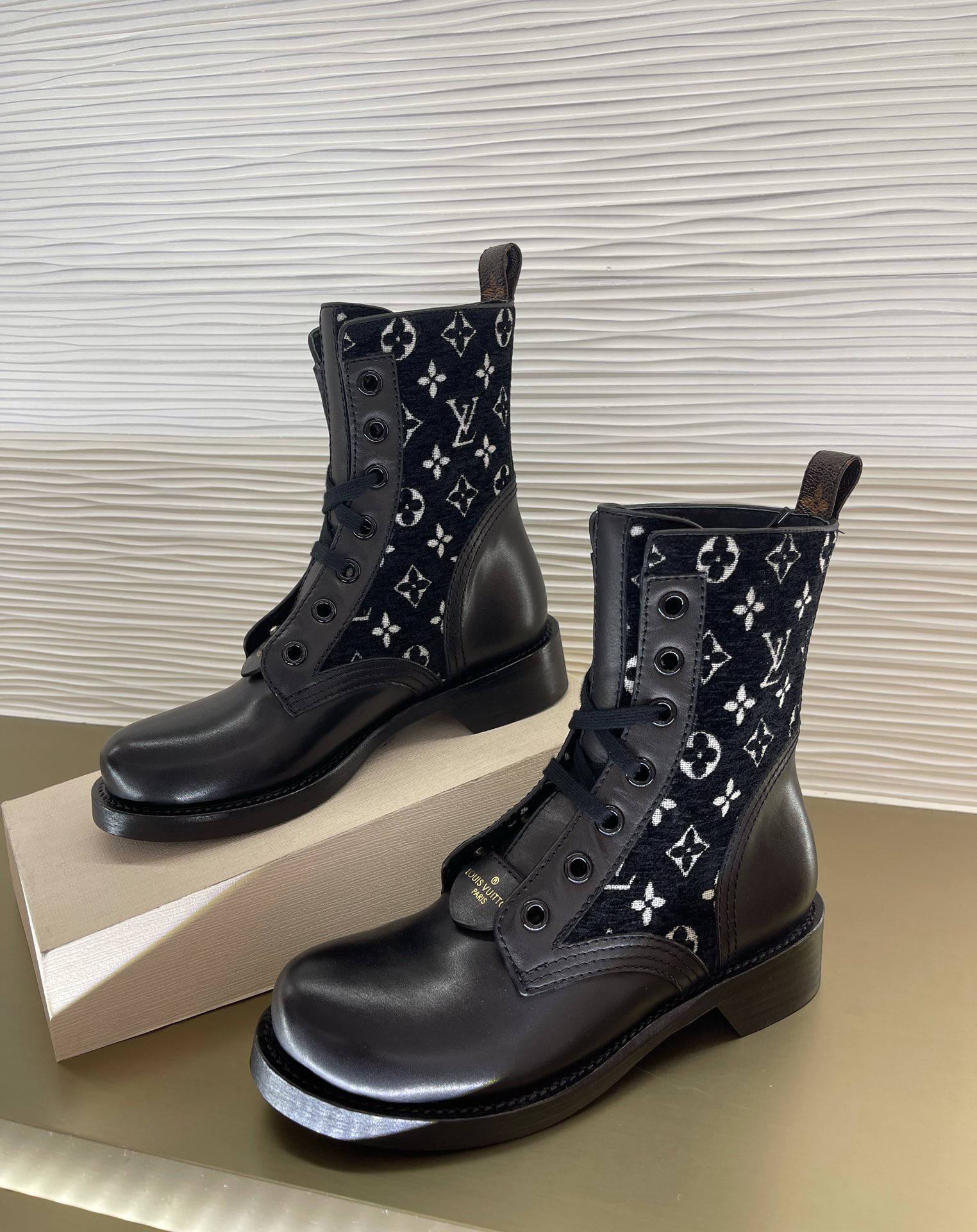 l0*is V*t0n boots
