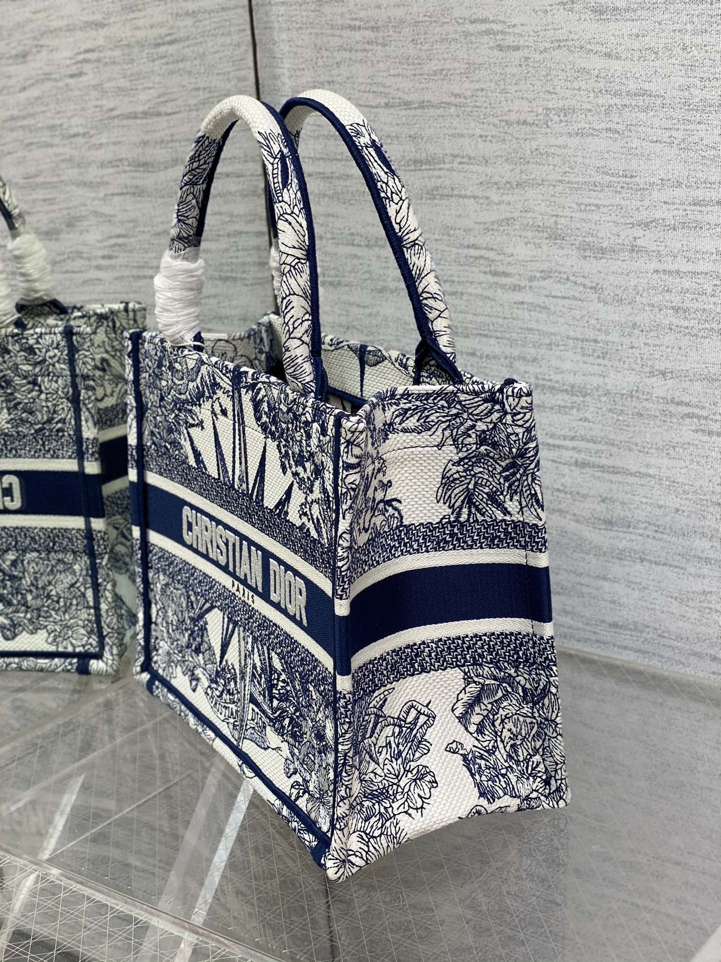 D*or small book tote-26*8*22cm