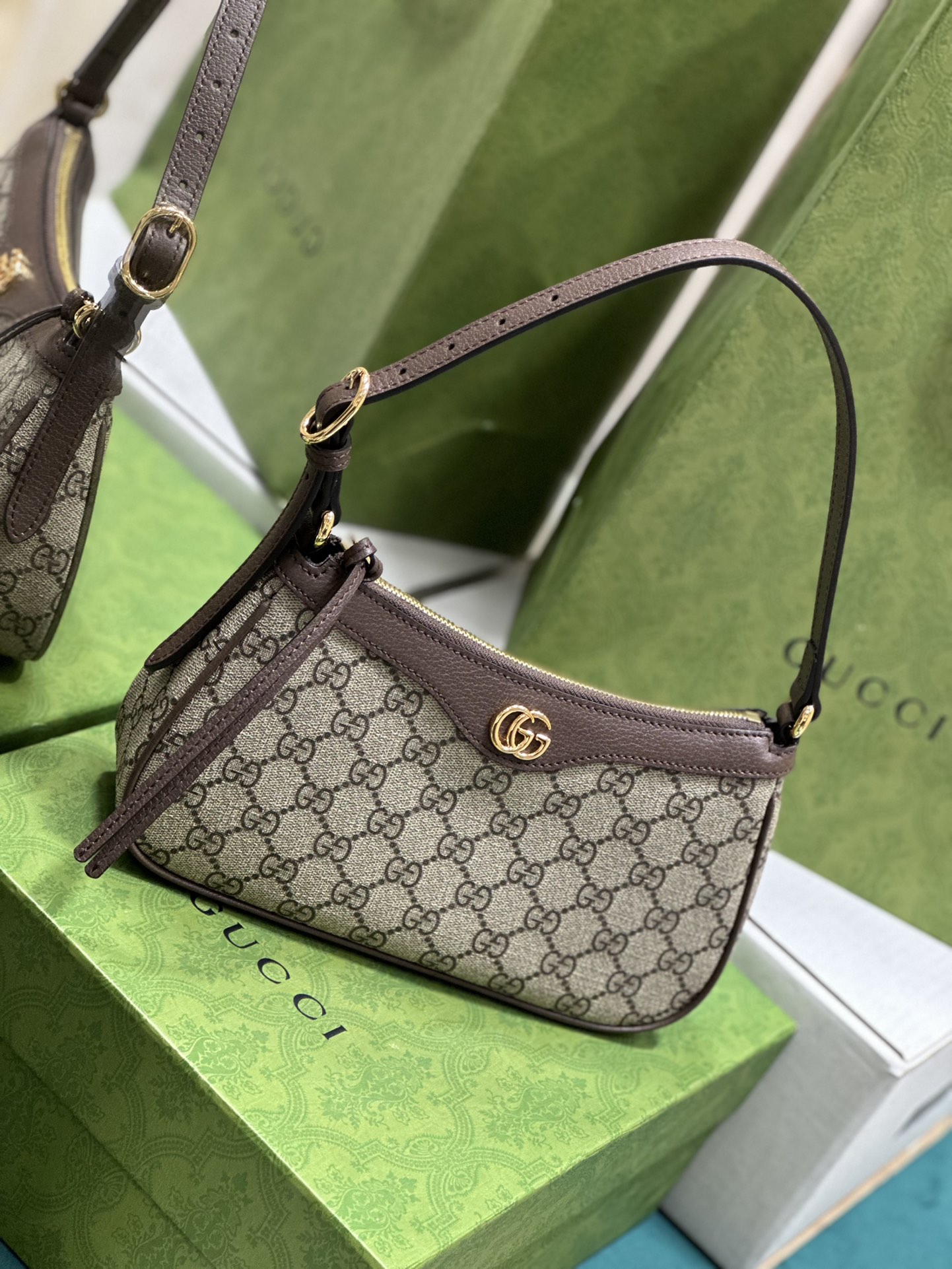 G*u*i chain bag-25*15*6cm