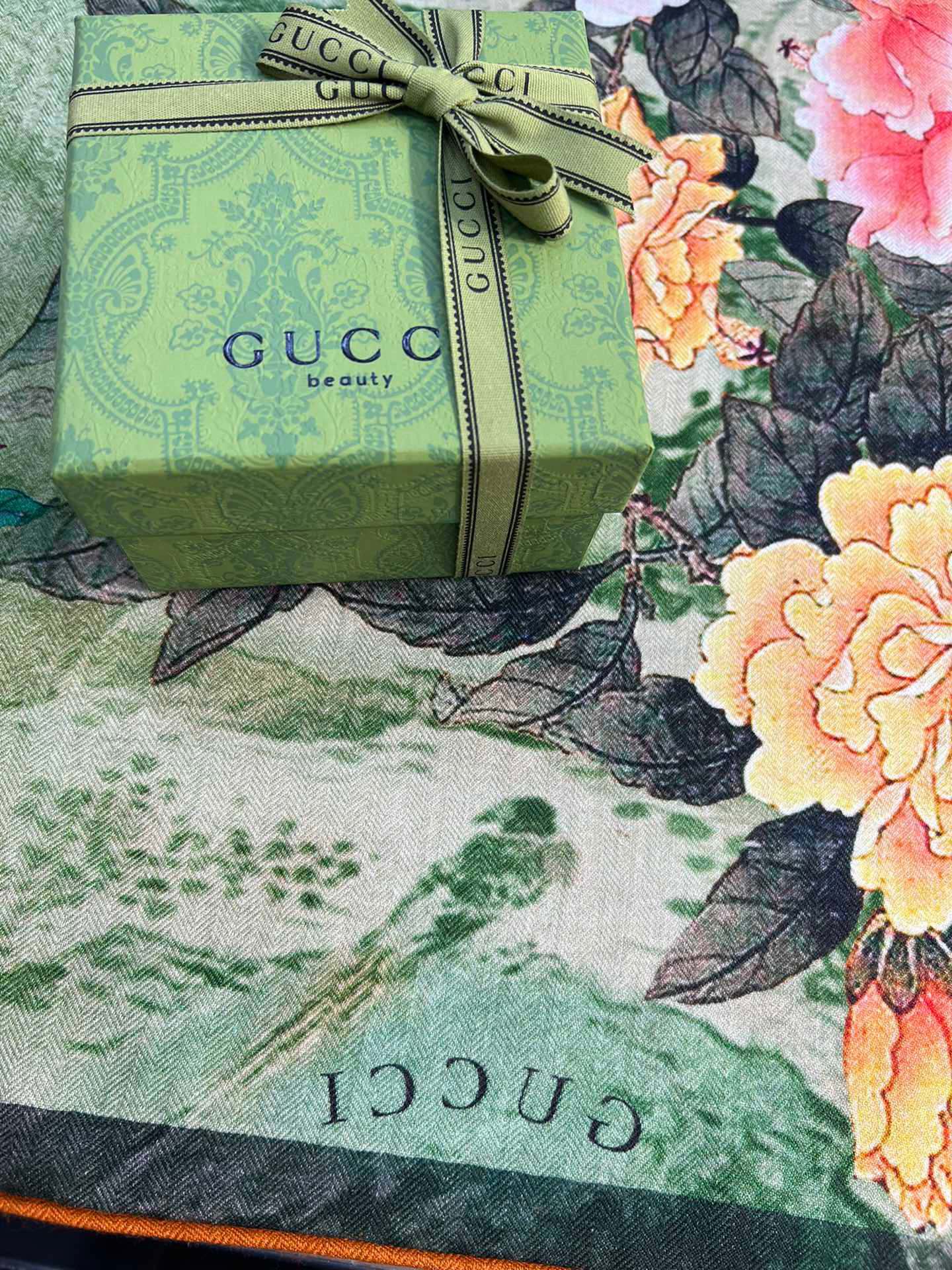 G*u*i shawls-140*140cm