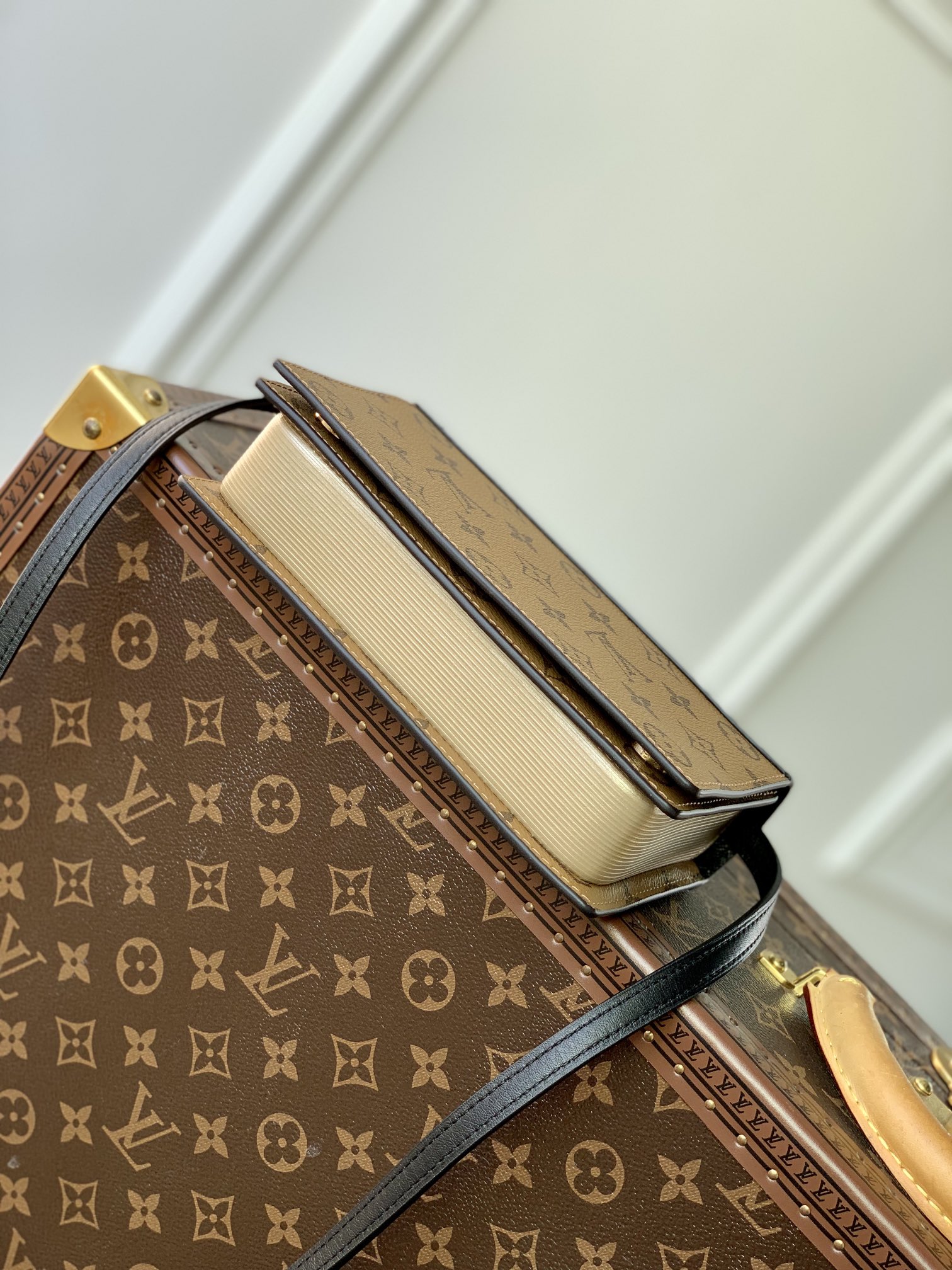 l0*is V*t0n book chain wallet-20 x 14 x 4cm