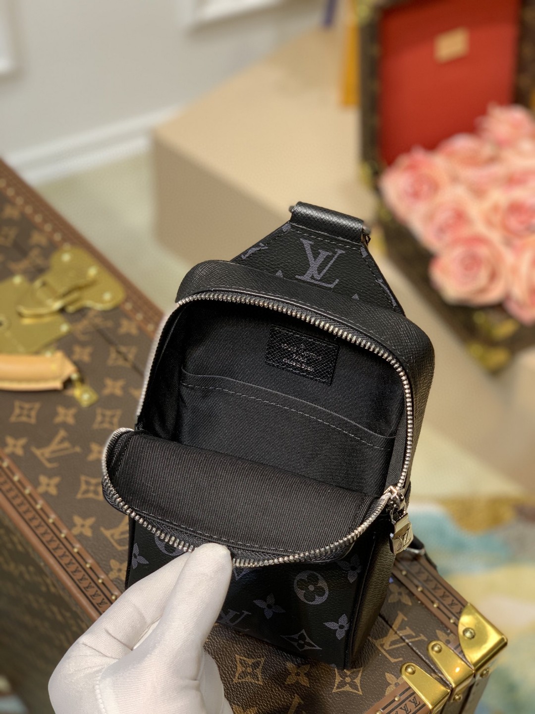 l0*is V*t0n outdoor slingbag-13*21*5cm