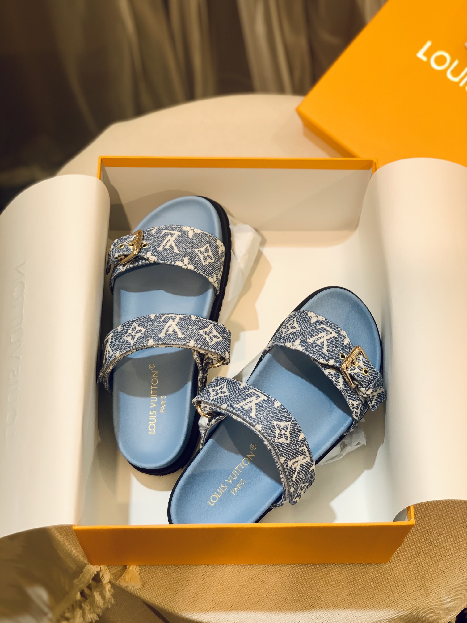 l0*is V*t0n sandals