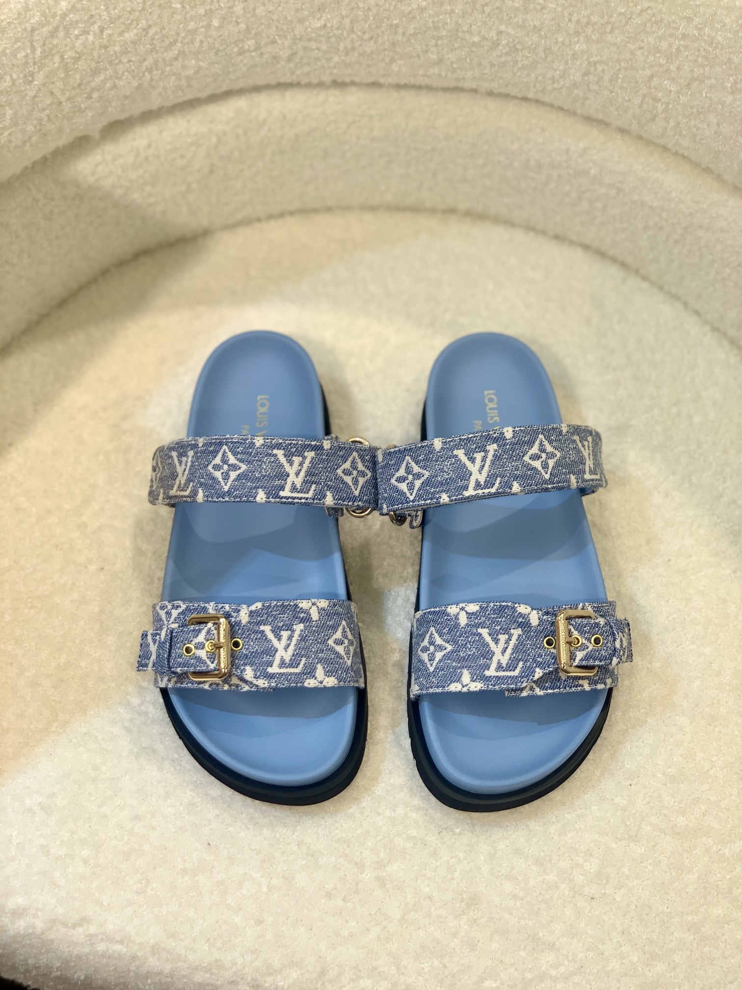 l0*is V*t0n sandals