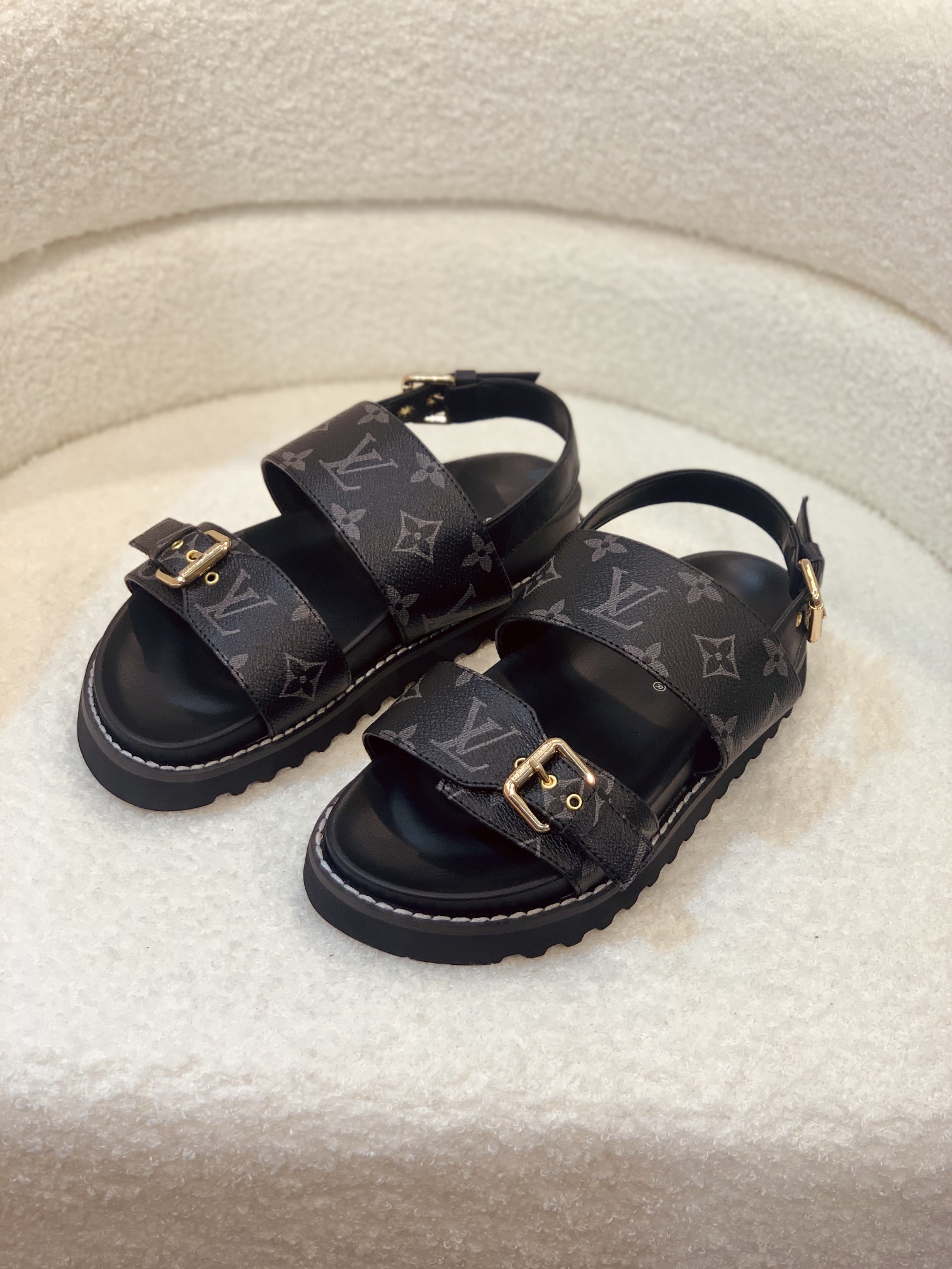 l0*is V*t0n sandals