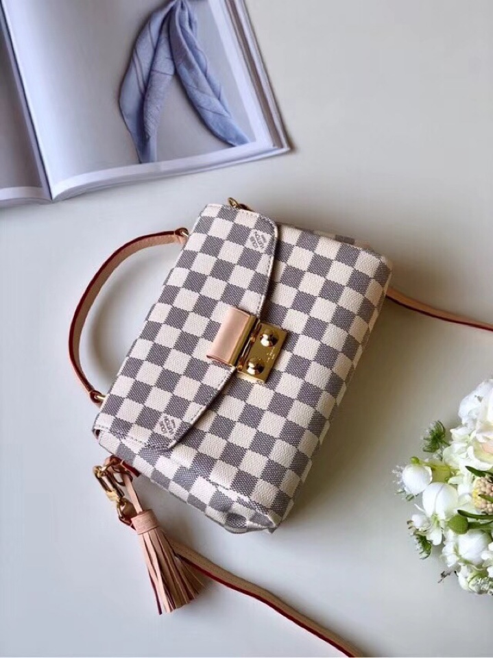 l0*is V*t0n croisette-n53000- 24.5x24.2x9cm