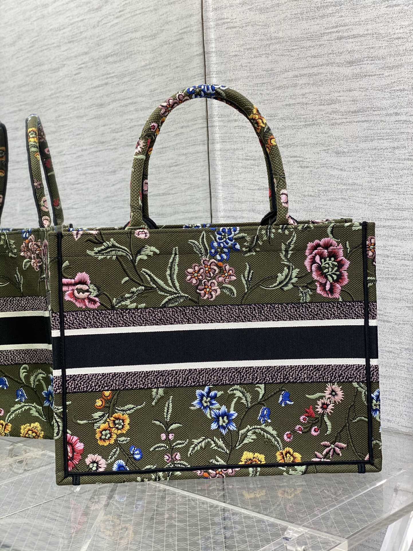 D*or book tote