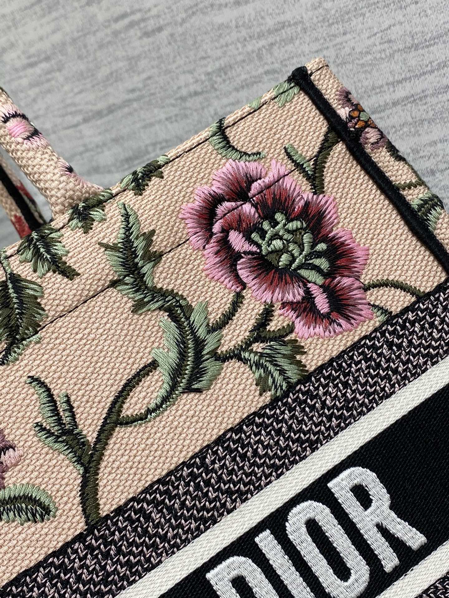 D*or book tote
