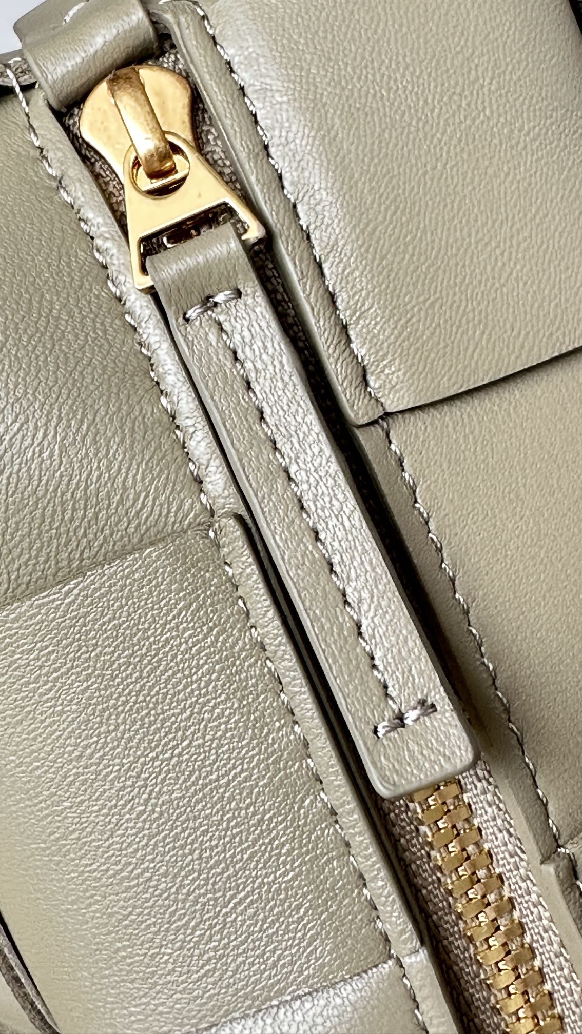 b0tte*a Ven*ta br1ck mini cassette bag-23.5*10*10cm
