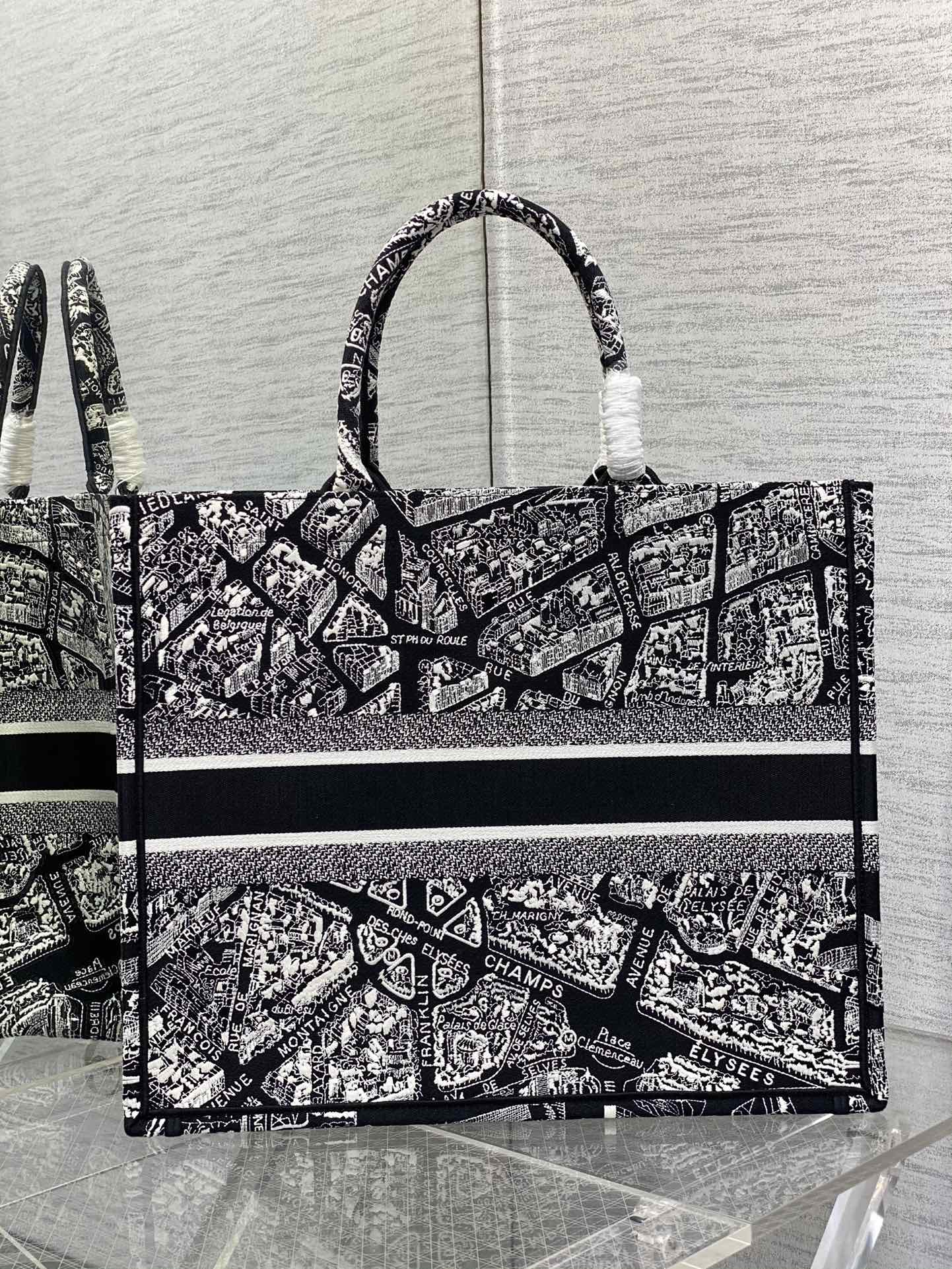 D*or book tote