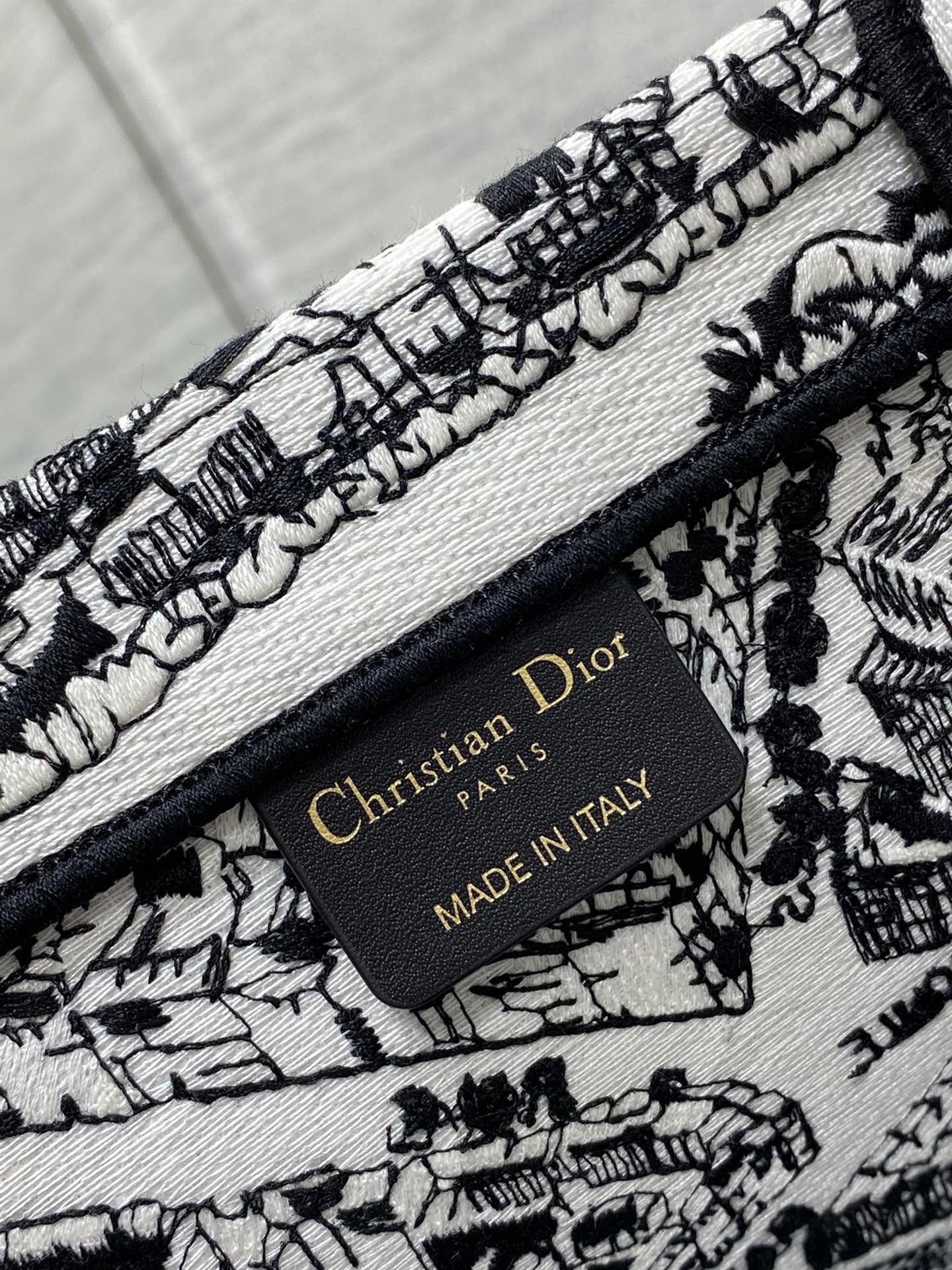 D*or book tote