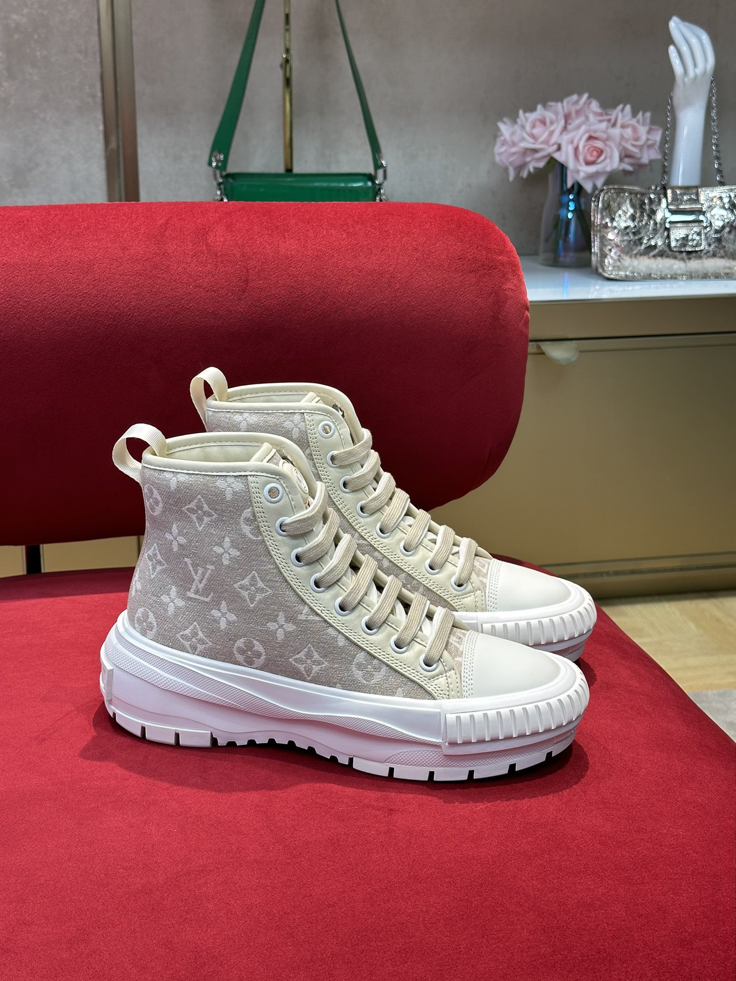 l0*is V*t0n squad sneaker