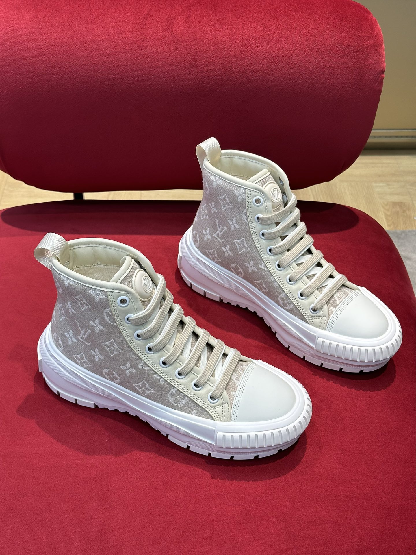l0*is V*t0n squad sneaker