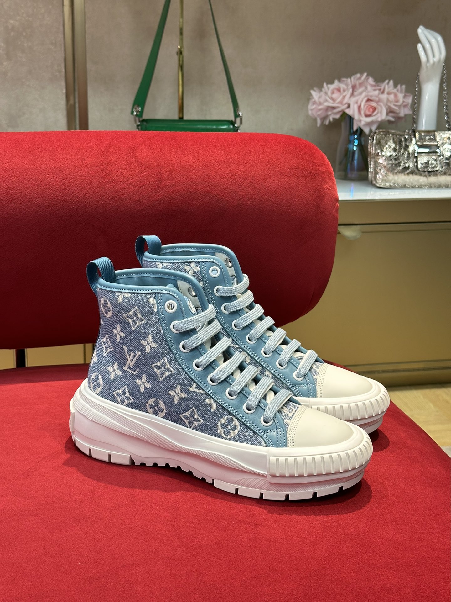 l0*is V*t0n squad sneaker