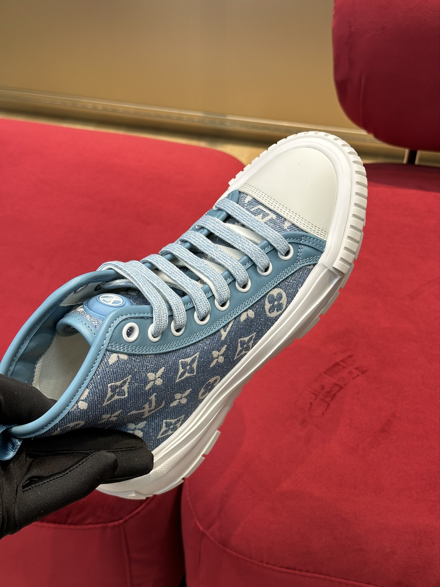 l0*is V*t0n squad sneaker