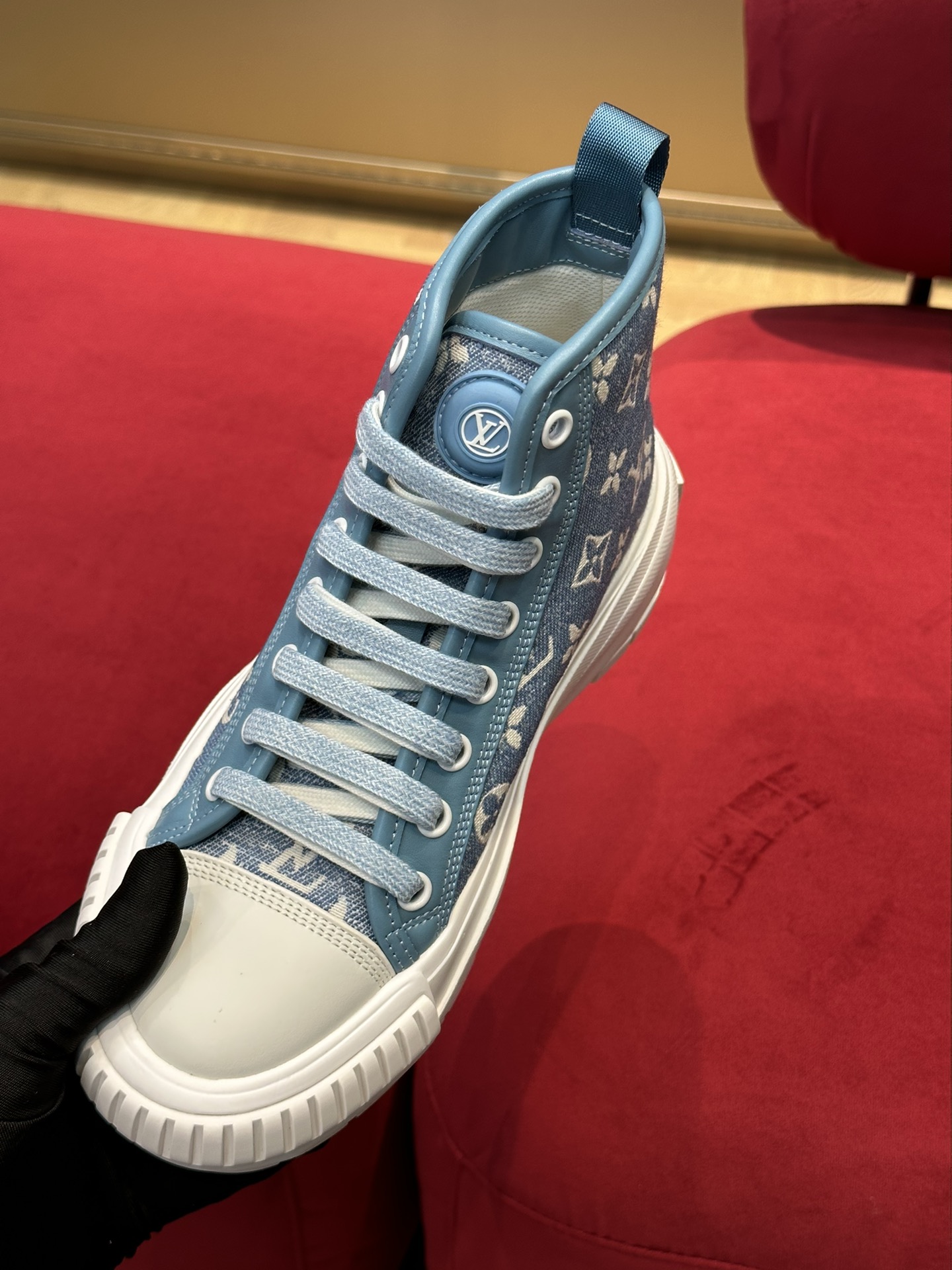 l0*is V*t0n squad sneaker