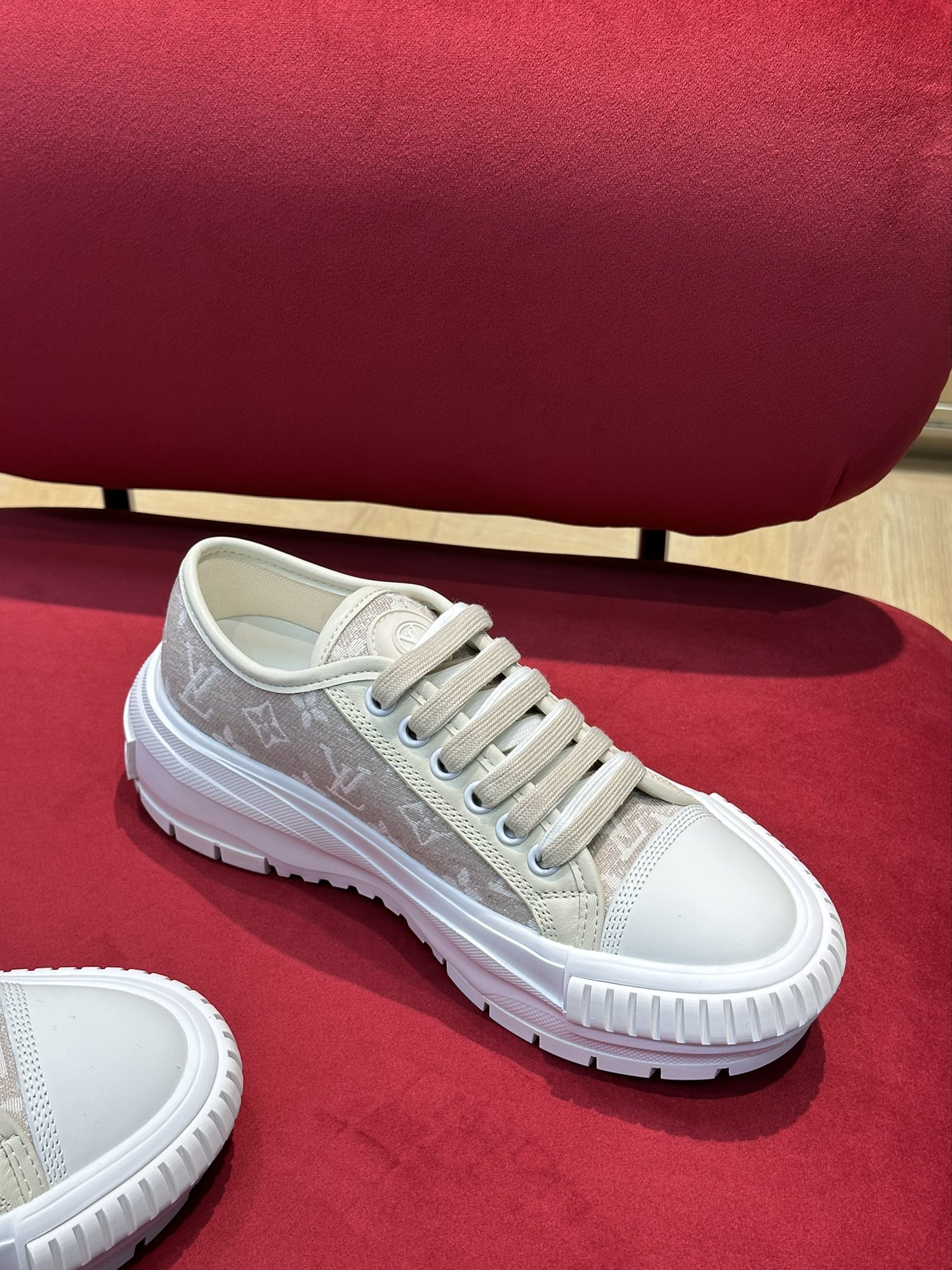 l0*is V*t0n squad sneaker