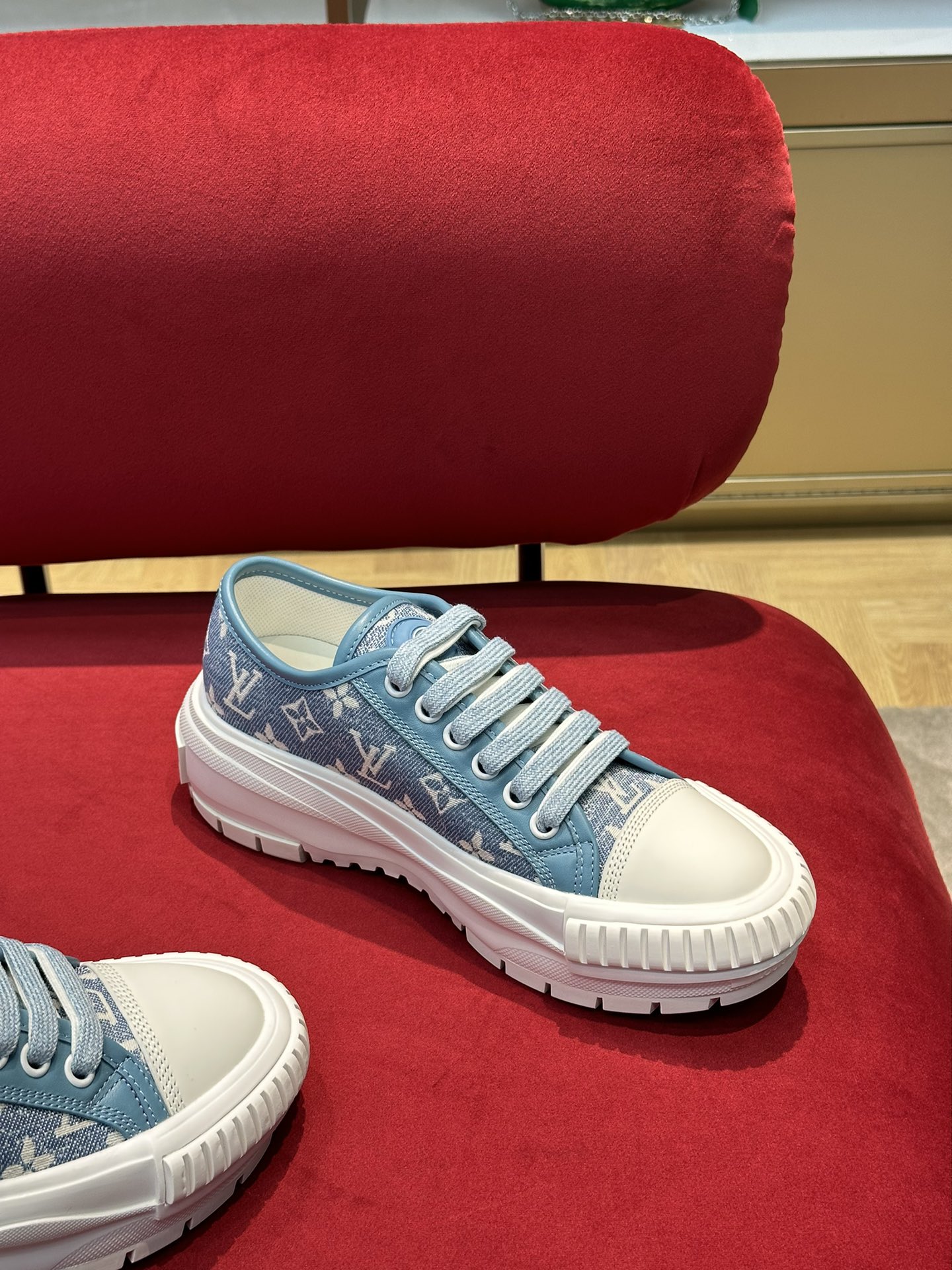 l0*is V*t0n squad sneaker