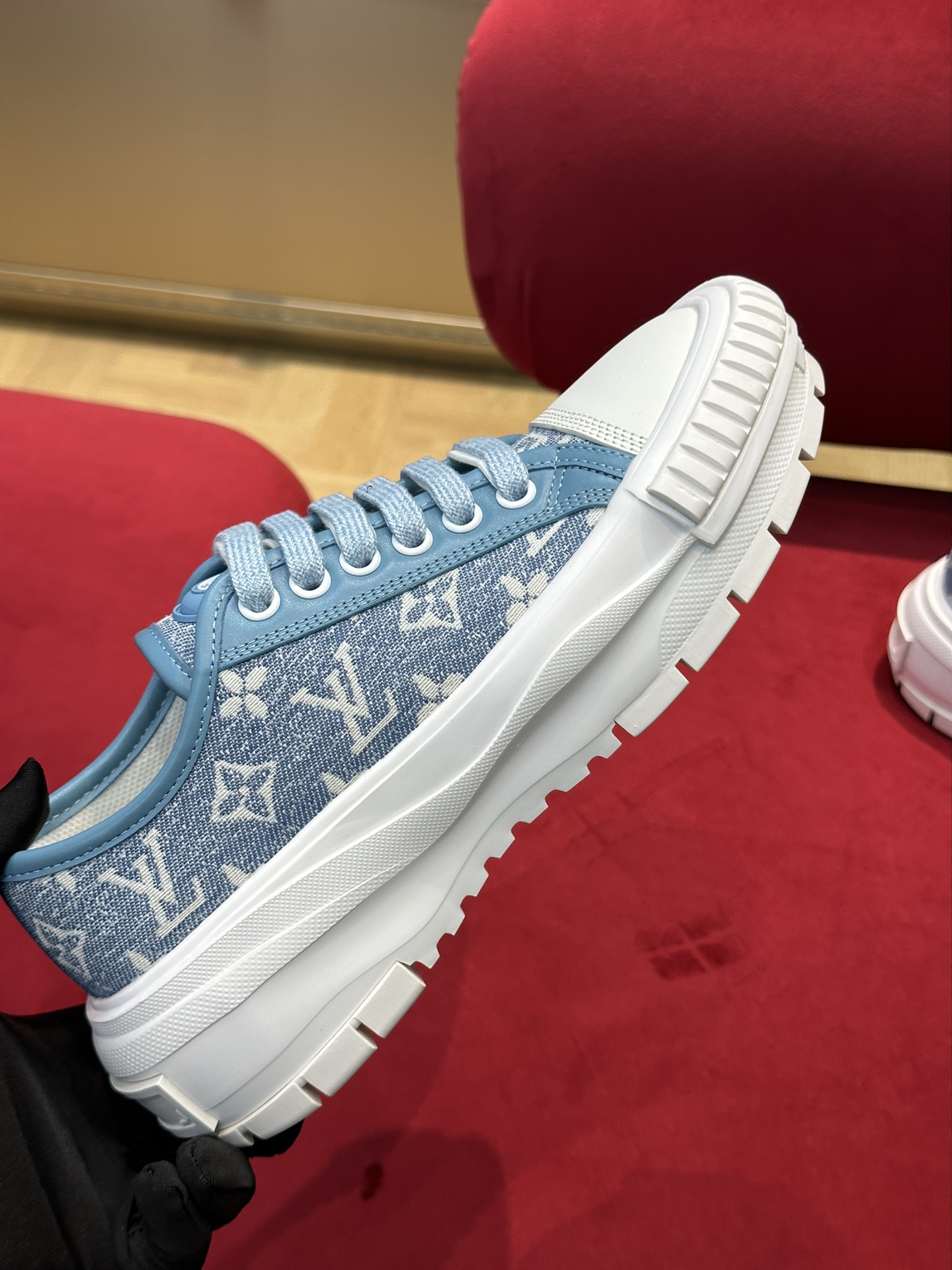 l0*is V*t0n squad sneaker