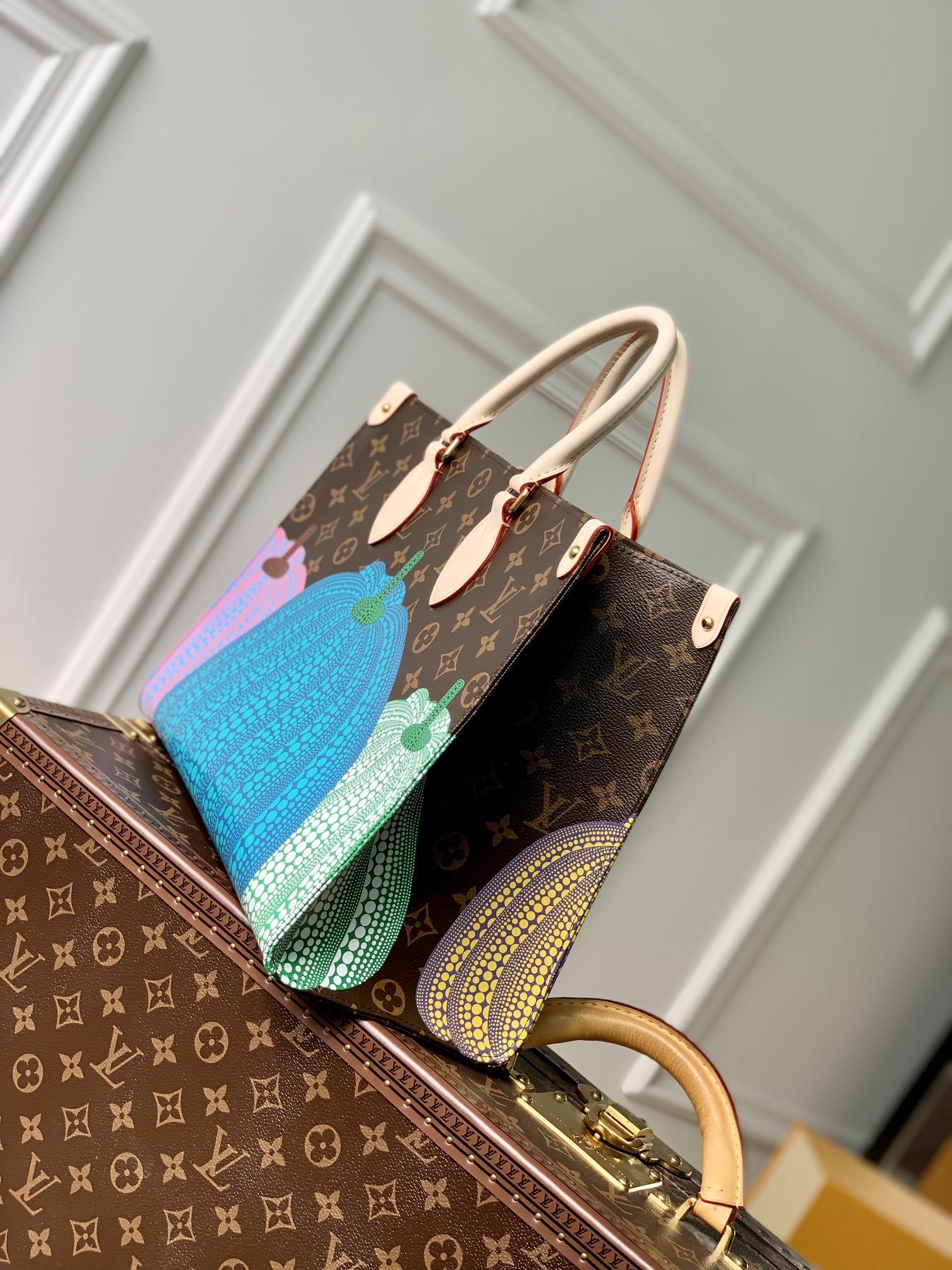 l0*is V*t0n x ykonthego handbag-35 x 27 x 14 cm