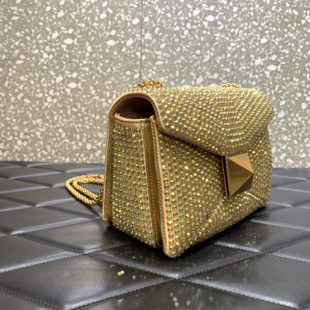 Va1e*ntin0 garavani one stud-19*14*11cm