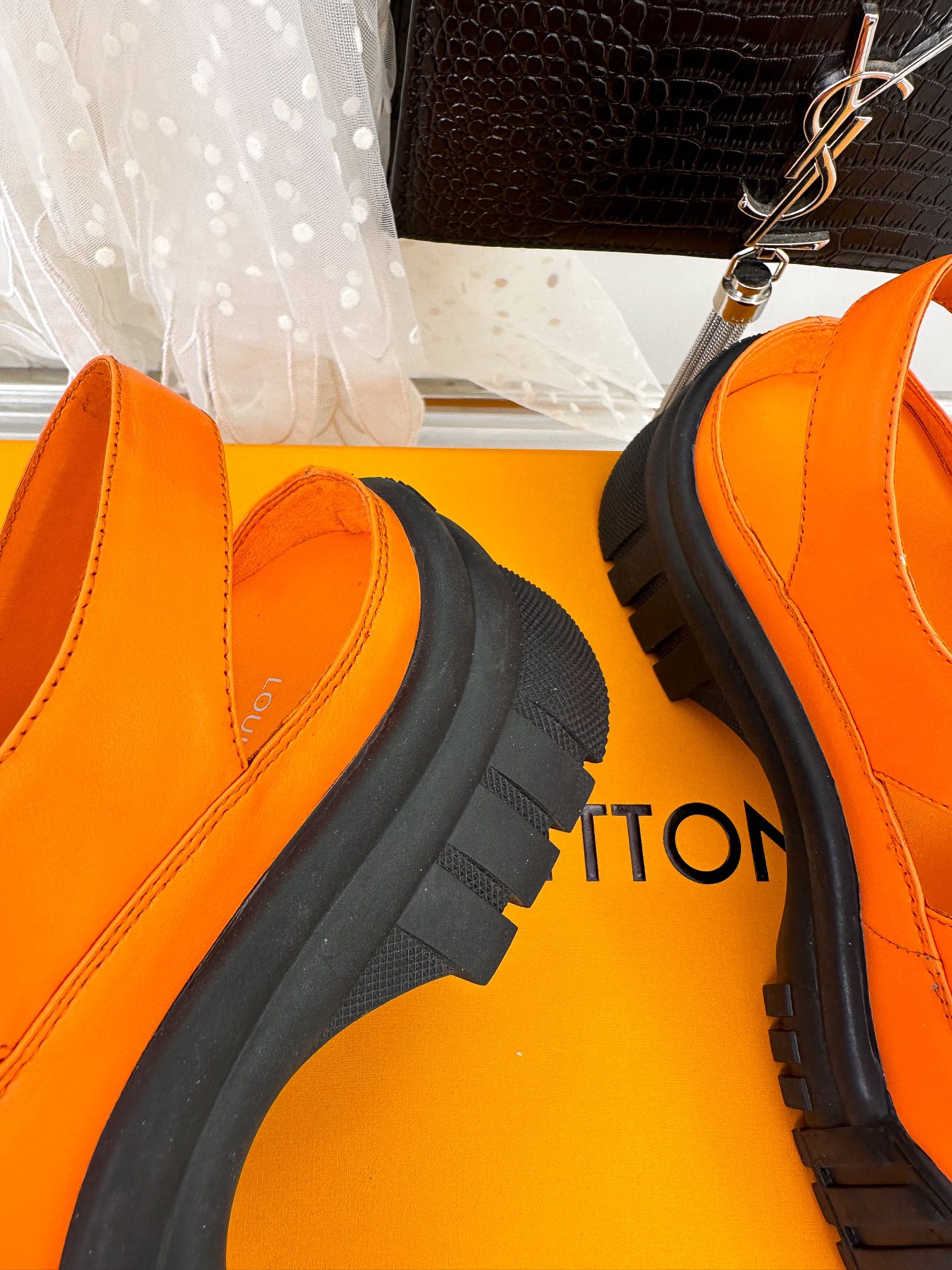 l0*is V*t0n sandals