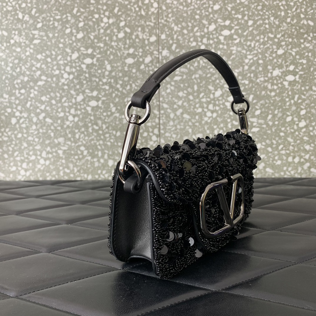 Va1e*ntin0 garavani mini loc-19✖️10.5✖️5cm
