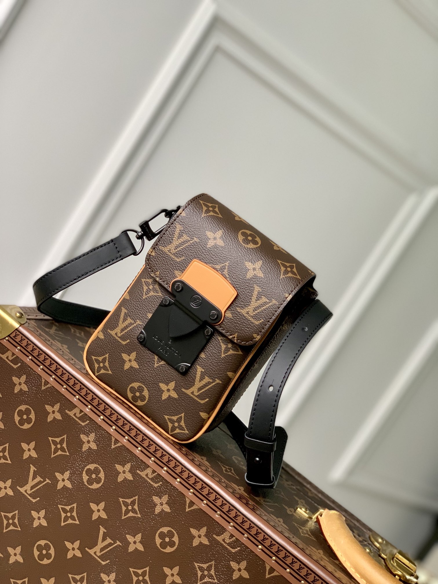l0*is V*t0n s-lock vertical wearable handbag-12*19*7cm