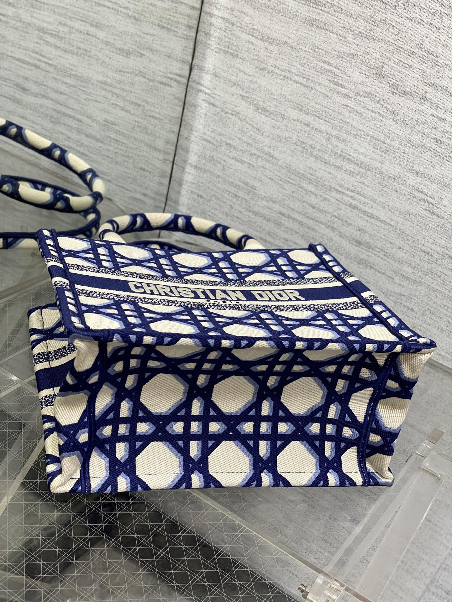 D*or book tote