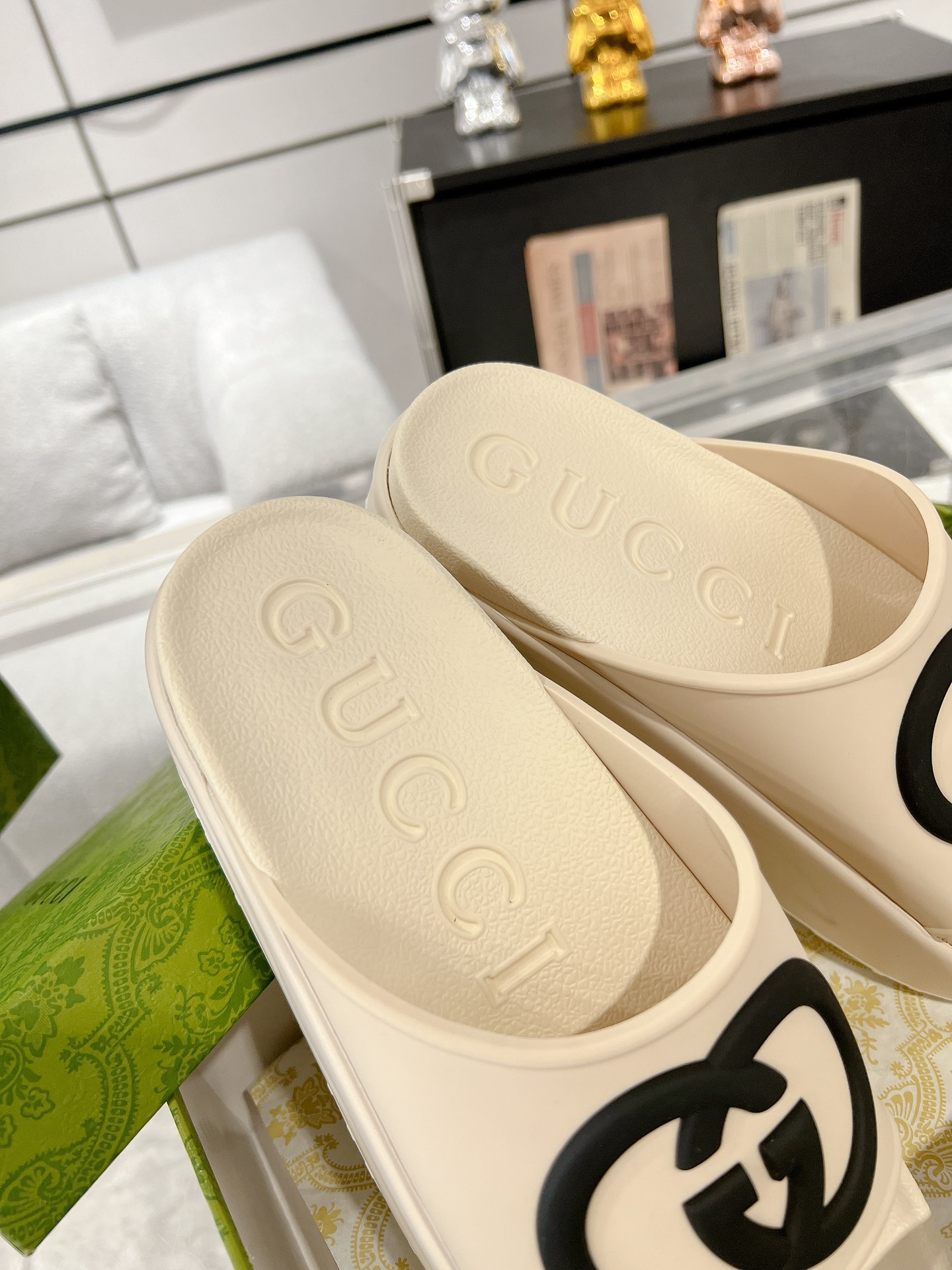 G*u*i slides -5cm