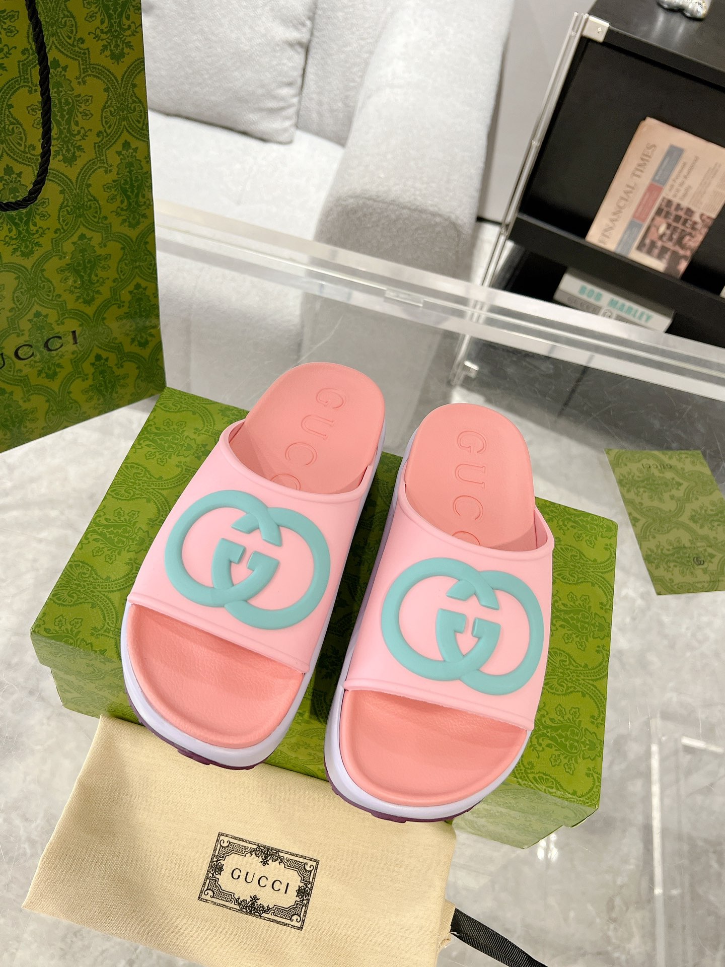 G*u*i slides -5cm