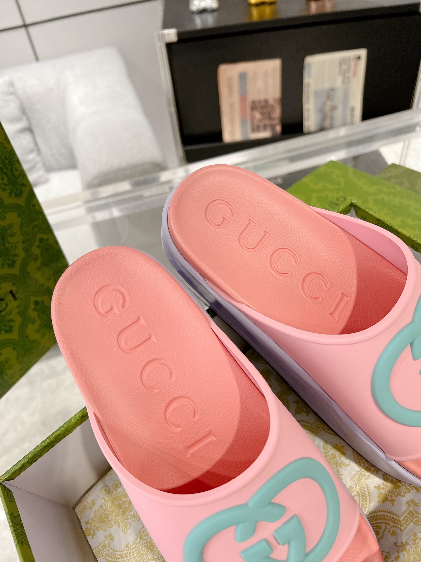 G*u*i slides -5cm