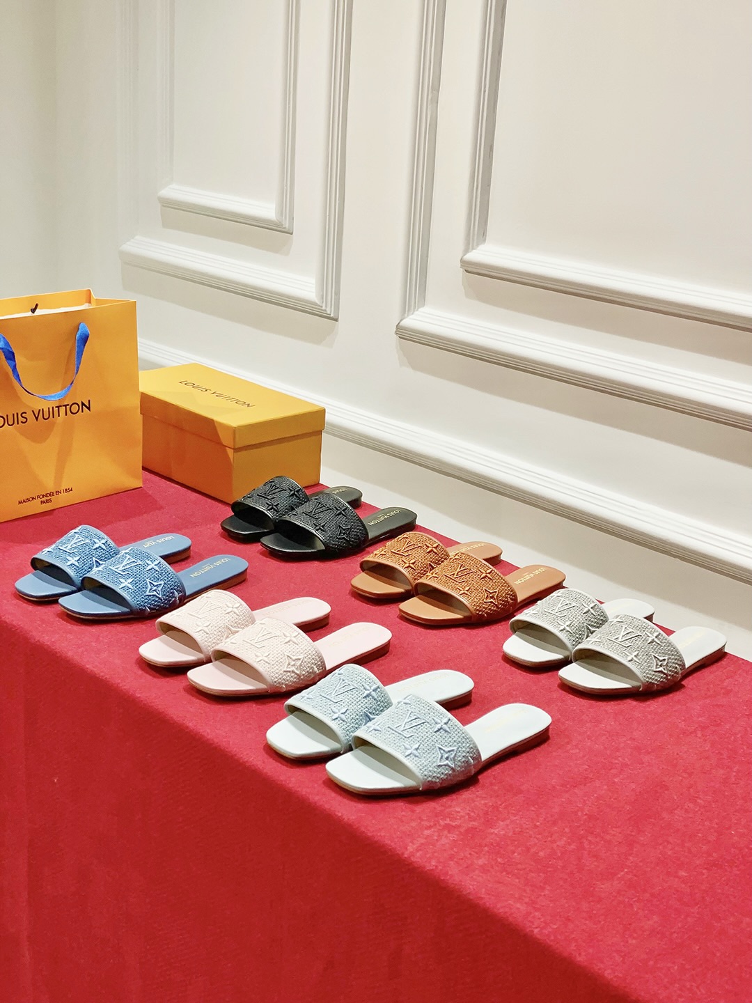 l0*is V*t0n slippers