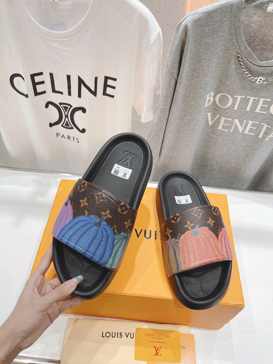 l0*is V*t0n slippers
