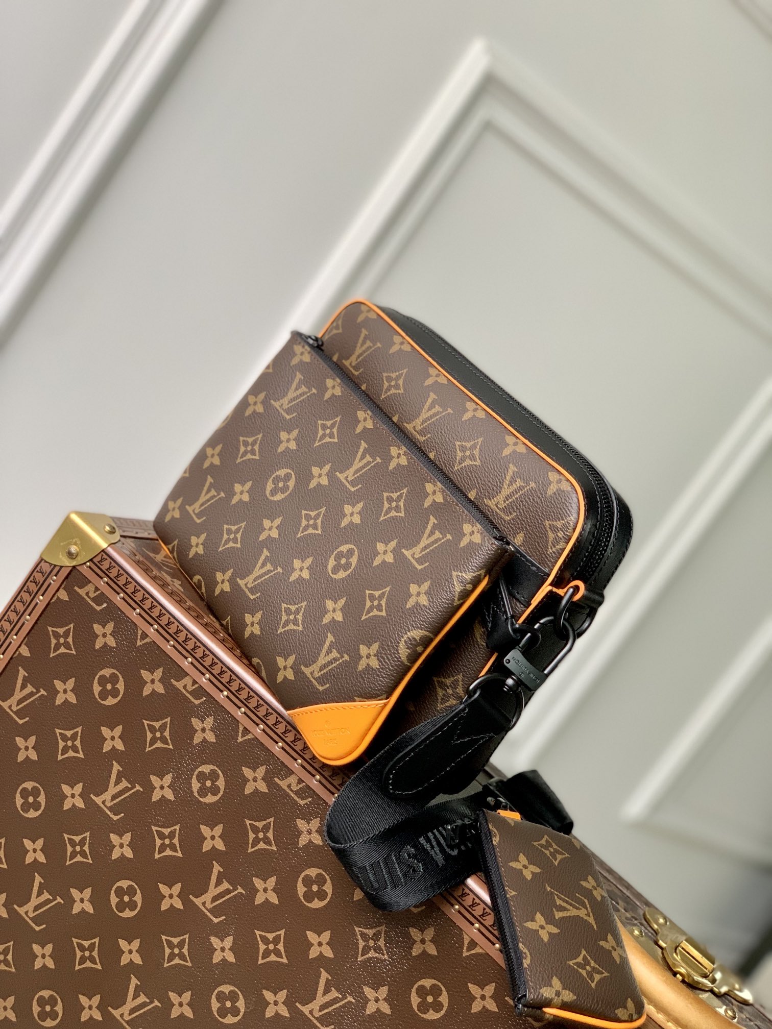l0*is V*t0n trio messenger bag -m22481-25 x 18.5 x 7cm