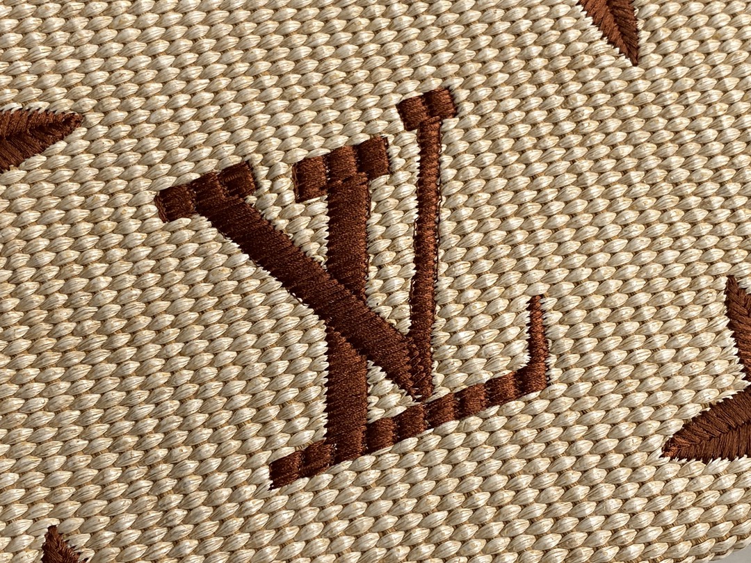 l0*is V*t0n pouch-25x 20 x 5.5cm