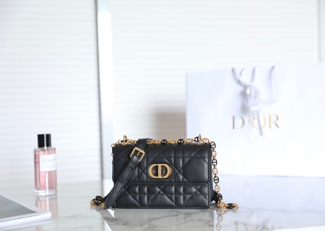 D*or caro bag- 19 x 13 x 5.5cm