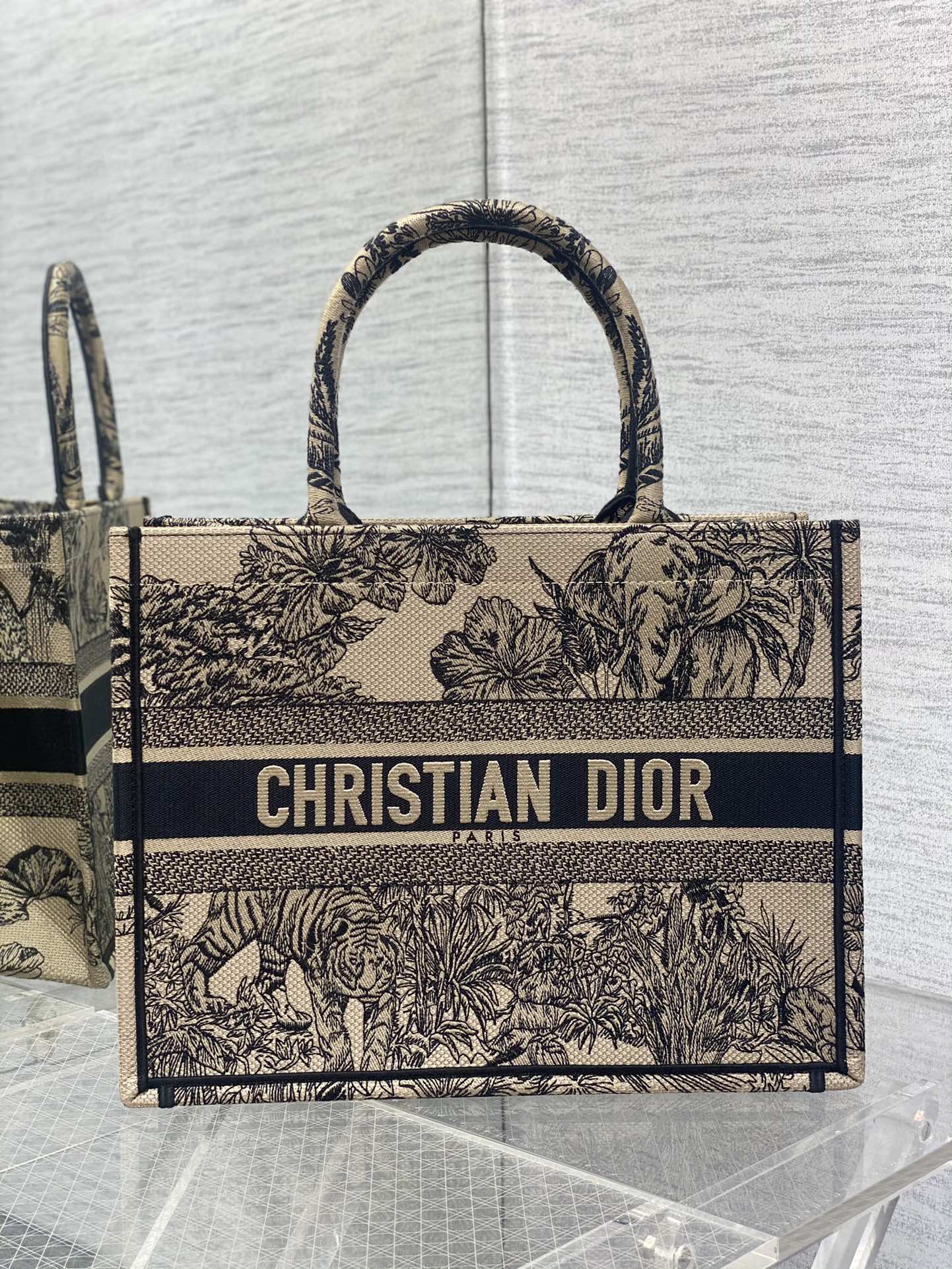D*or small book tote-36.5cm