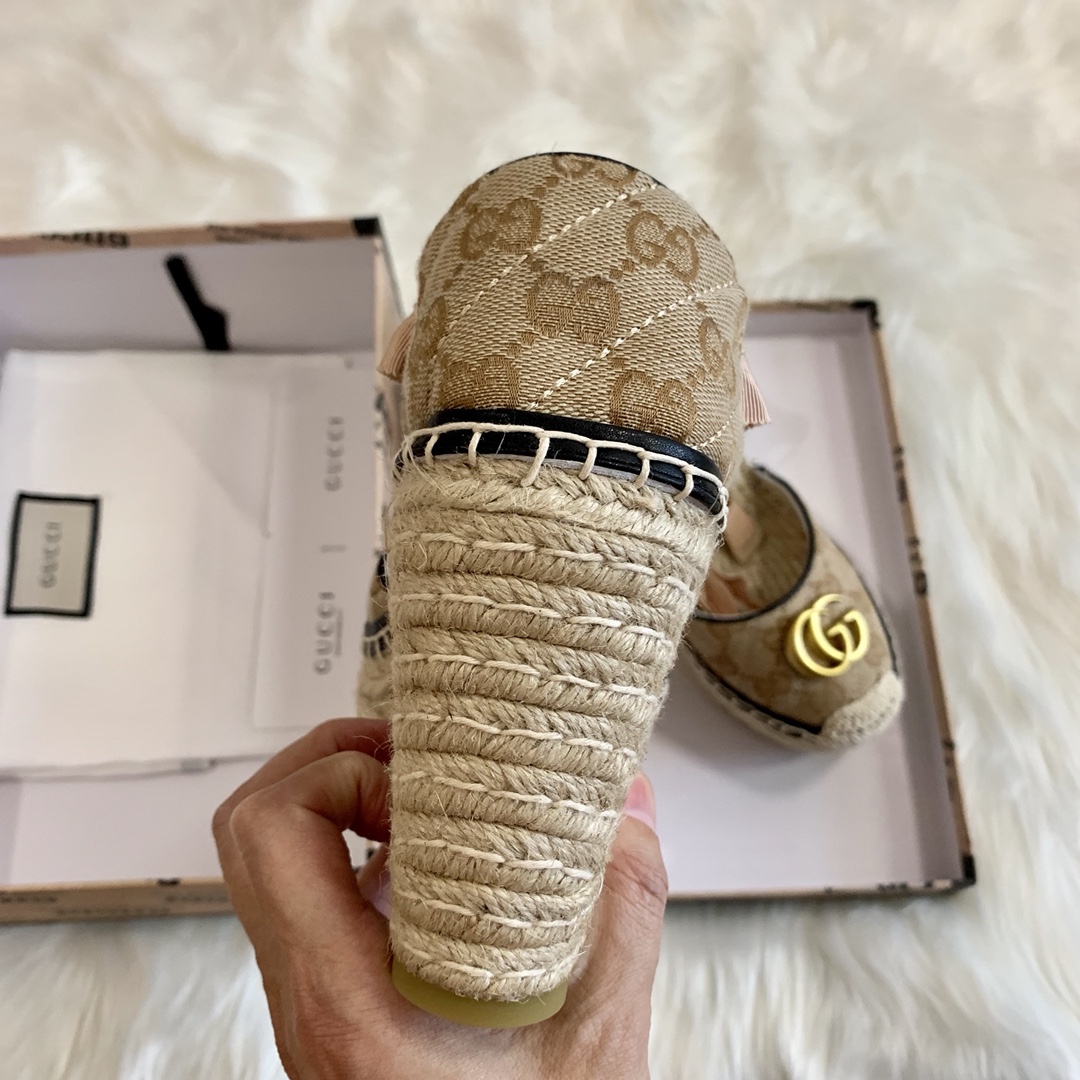 G*u*i sandals