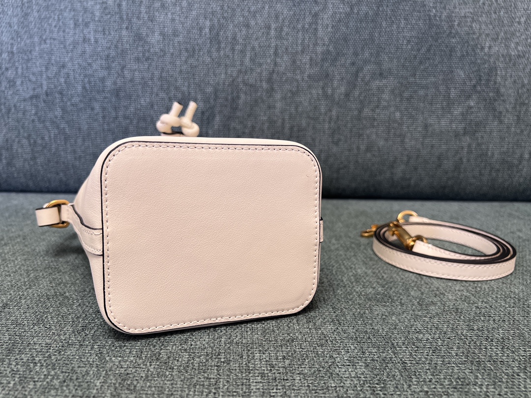 Va1e*ntin0 garavanivlogo signature bag-12*18*10cm
