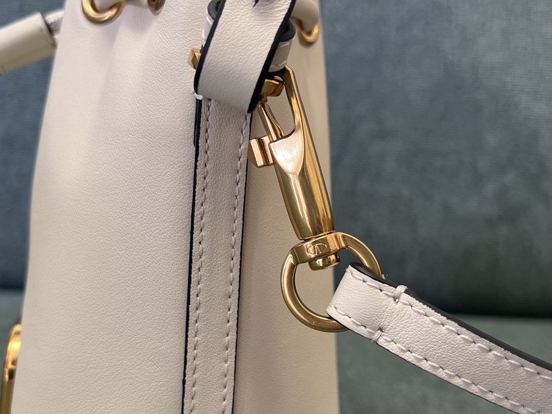 Va1e*ntin0 garavanivlogo signature bag-12*18*10cm